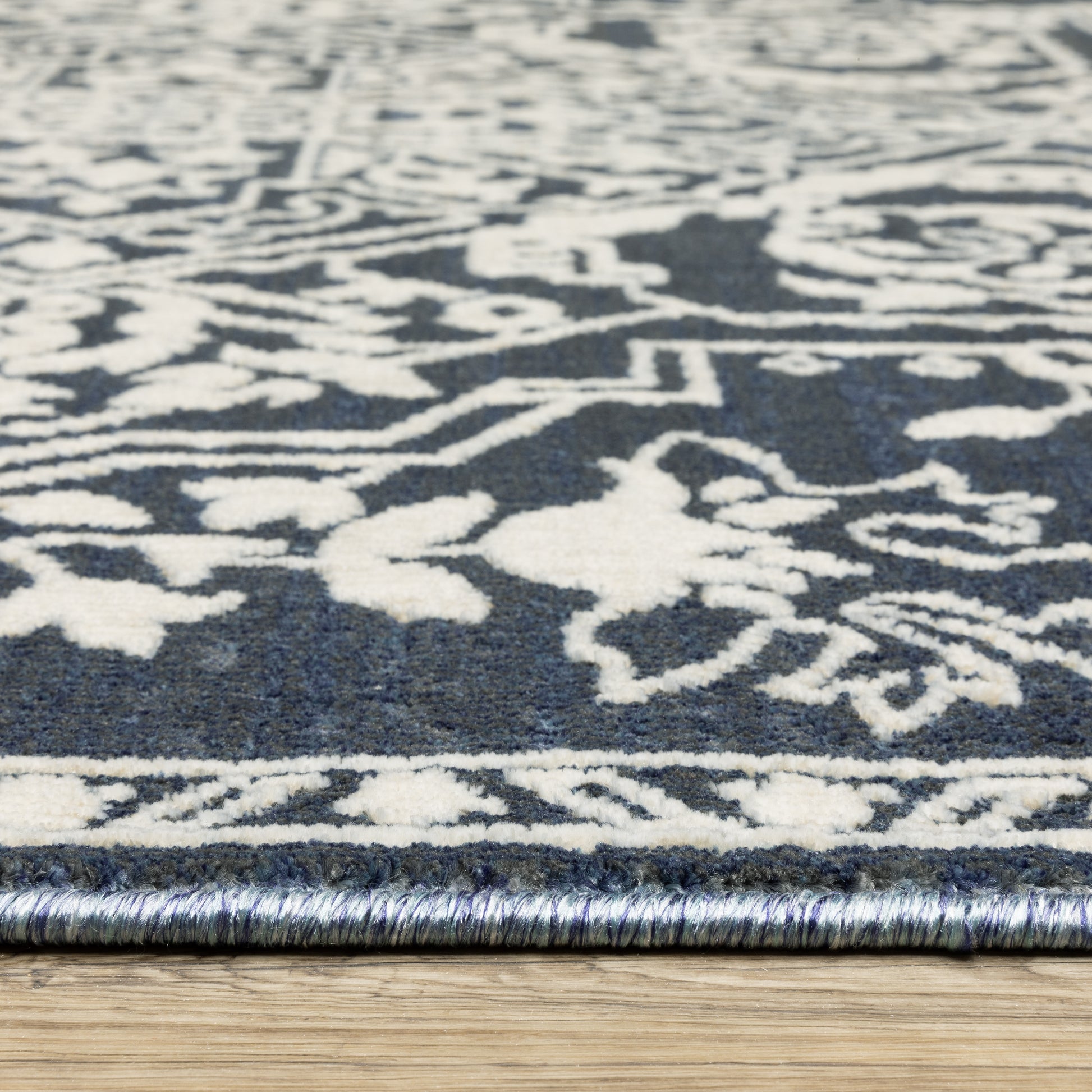 Intrigue Medallion Blue/ Ivory Oriental Cut Pile Rug