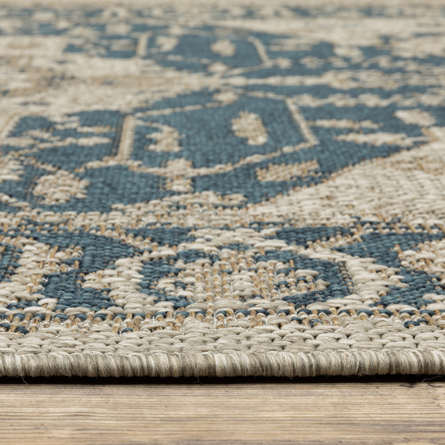 Latitude Outdoor Grey/ Gold Medallion Loop Pile Rug