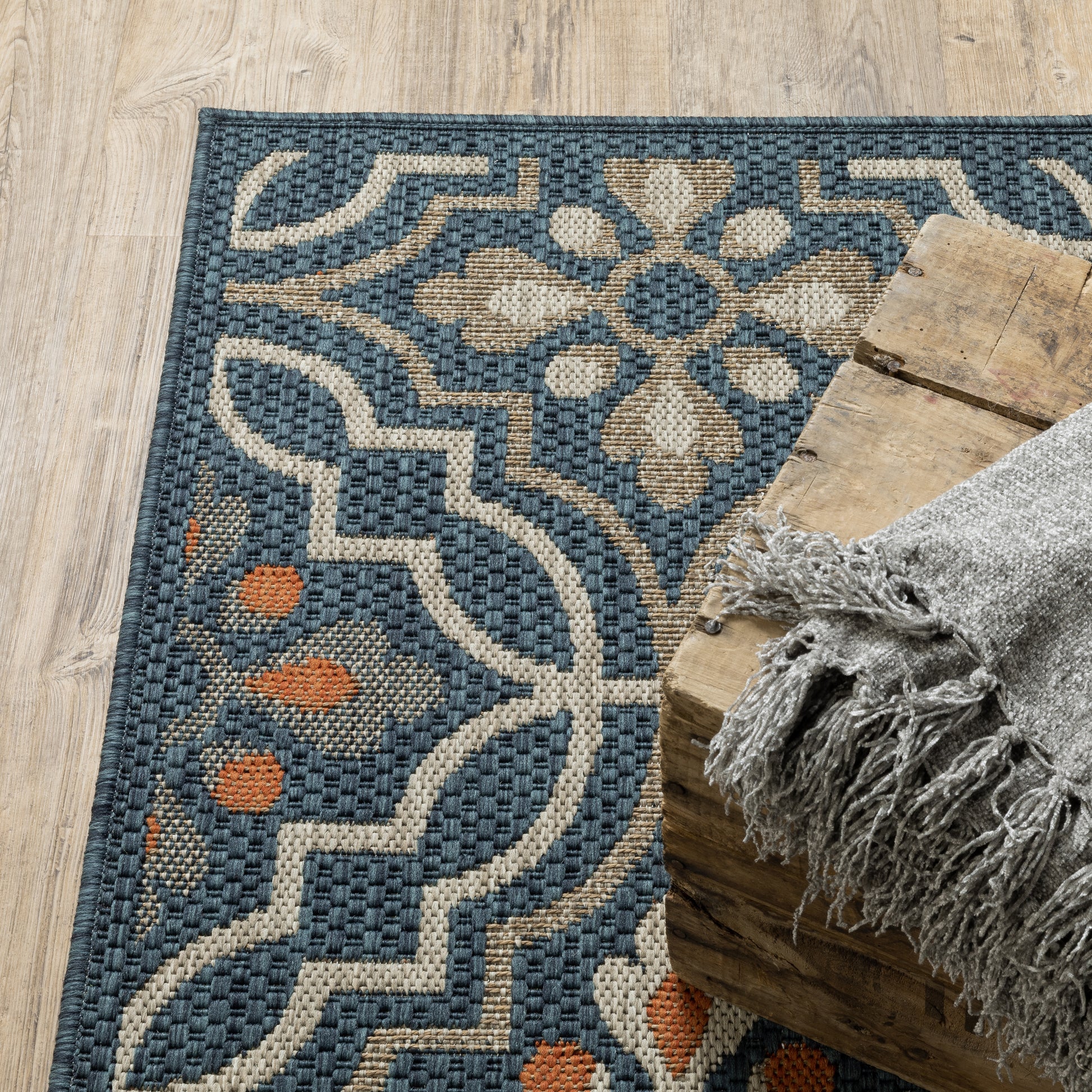Latitude Outdoor Blue/ Orange Trefoil Loop Pile Rug