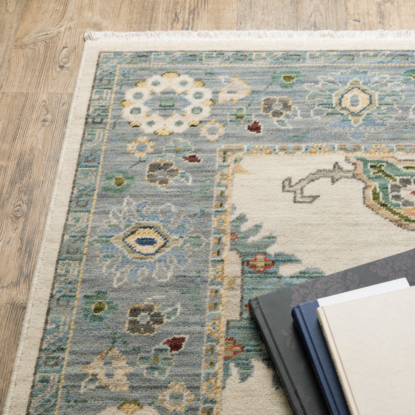 Lucca Oriental Ivory/ Blue Cut Pile Rug