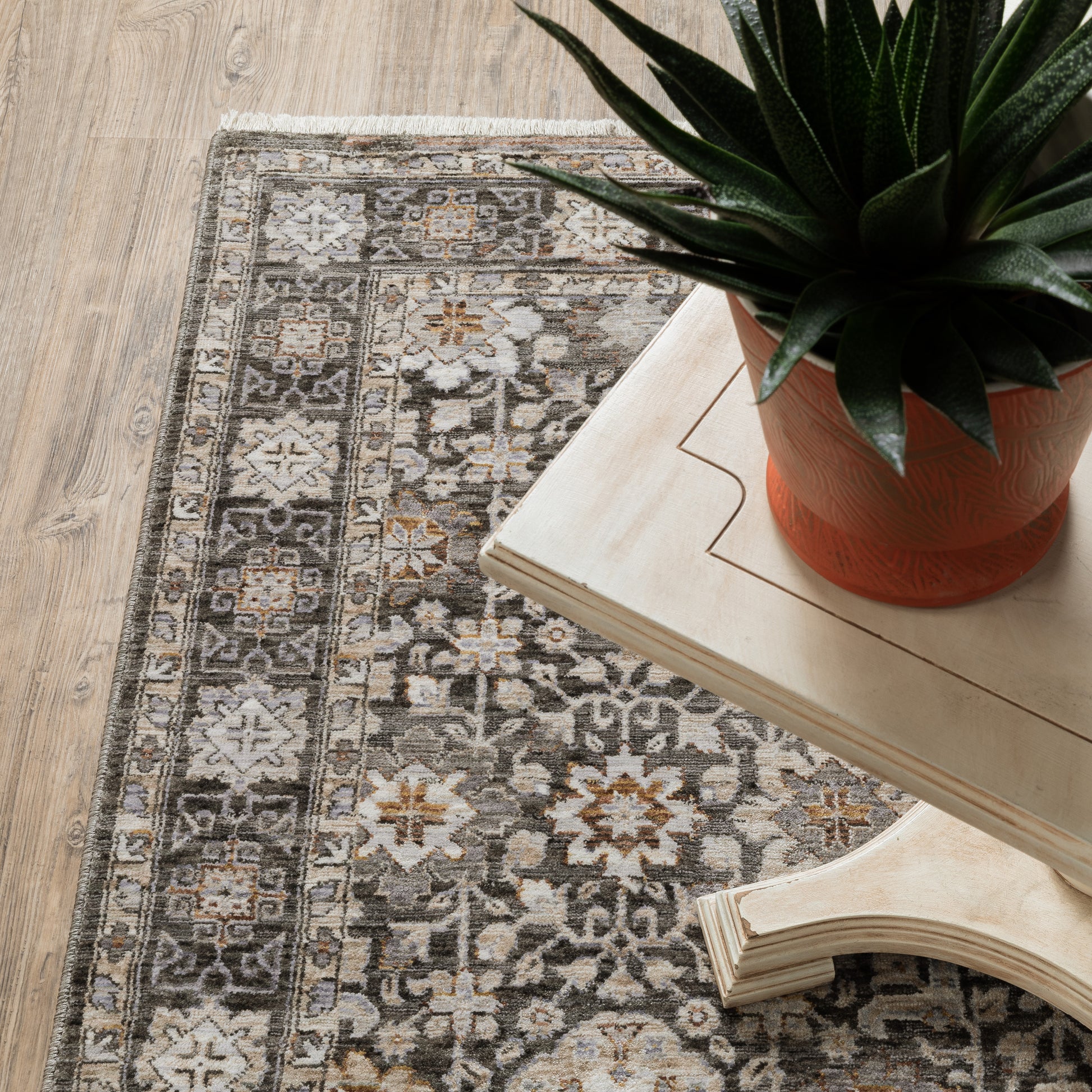 Maharaja Floral Charcoal/ Ivory Oriental Cut Pile Rug