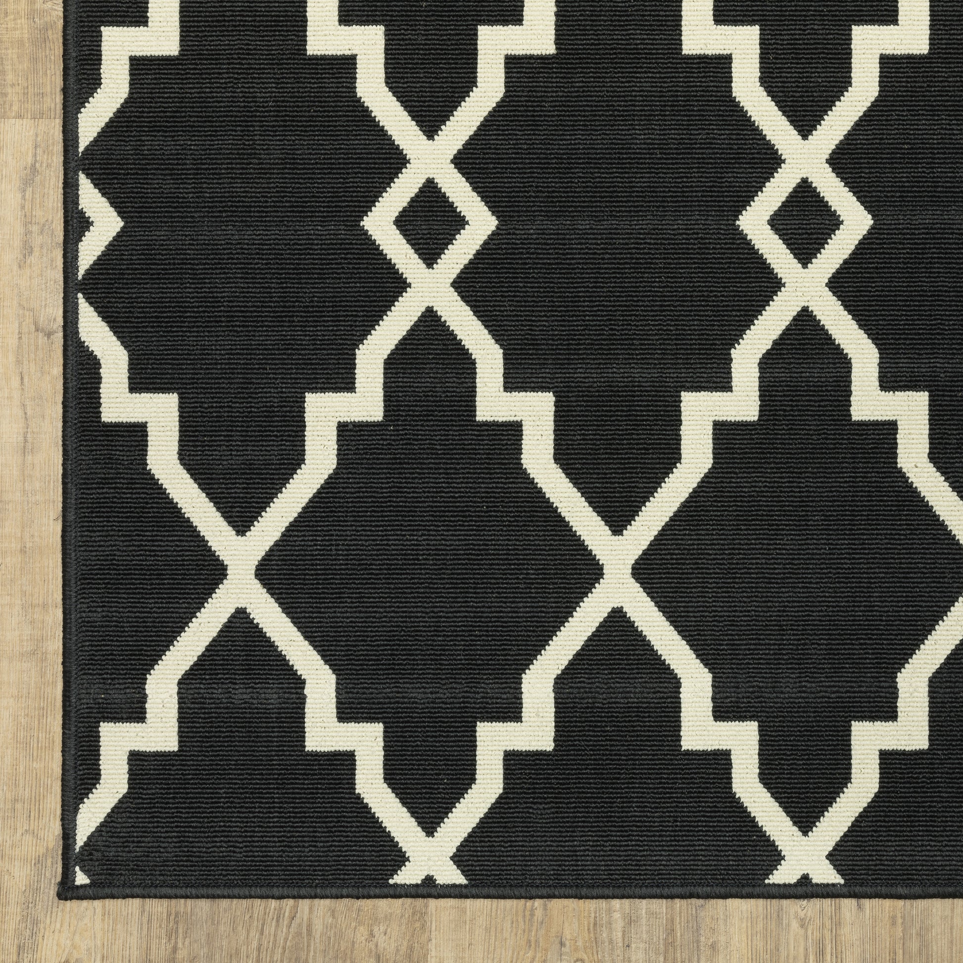 Marina Lattice Black/ Ivory Outdoor Loop Pile Rug