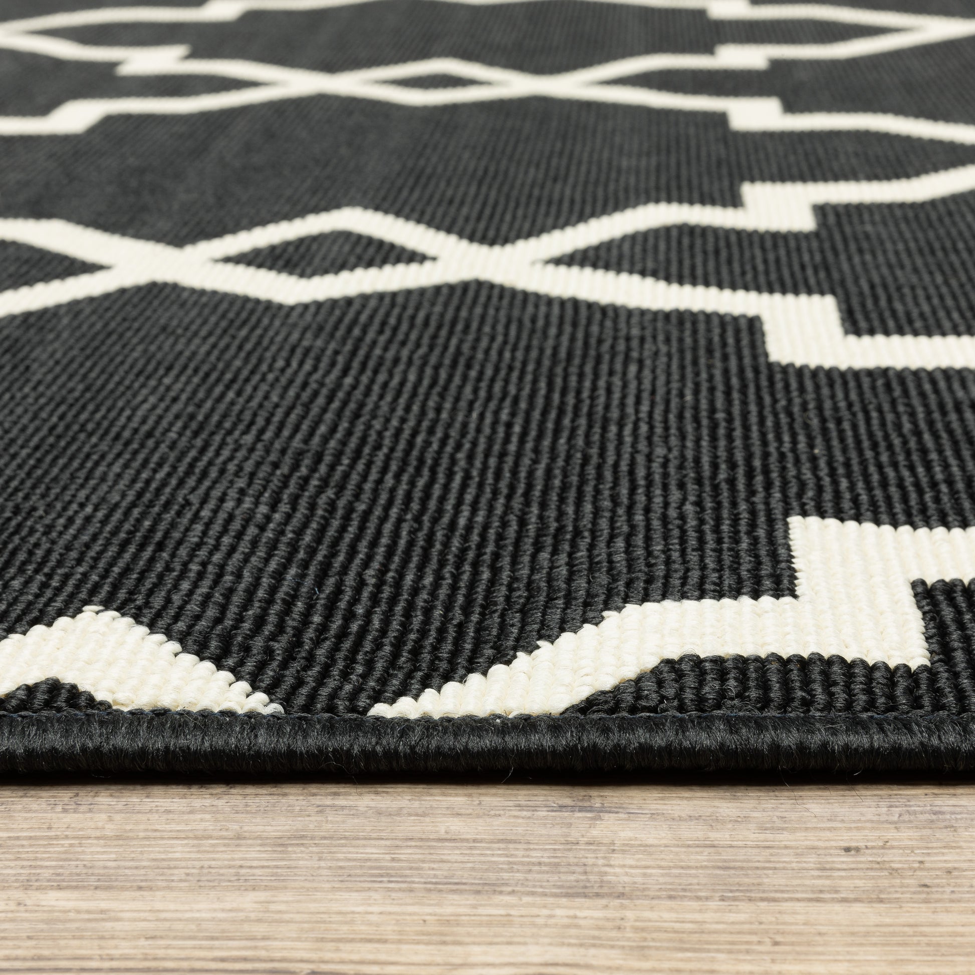 Marina Lattice Black/ Ivory Outdoor Loop Pile Rug