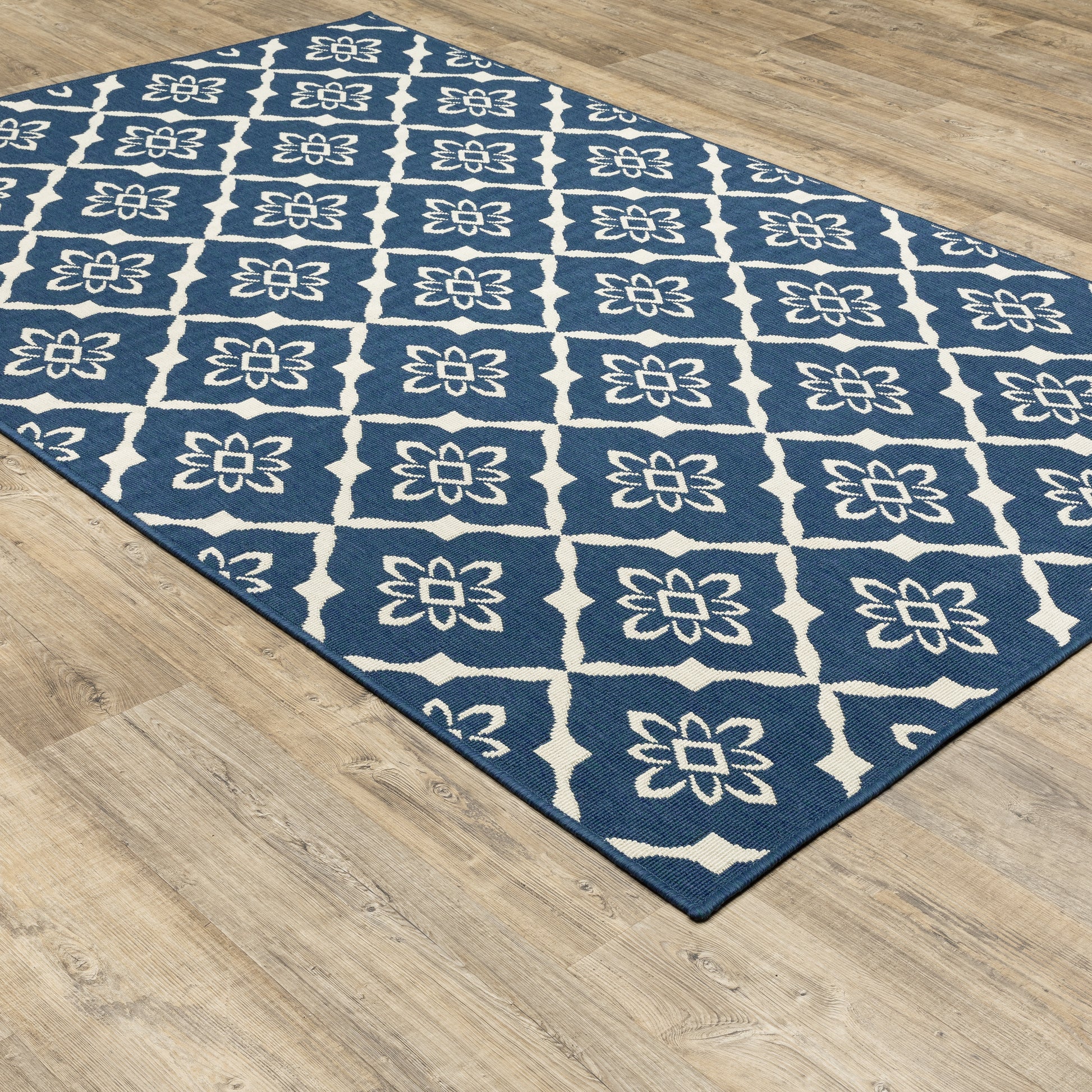 Meridian Outdoor Navy/ Ivory Lattice Loop Pile Rug