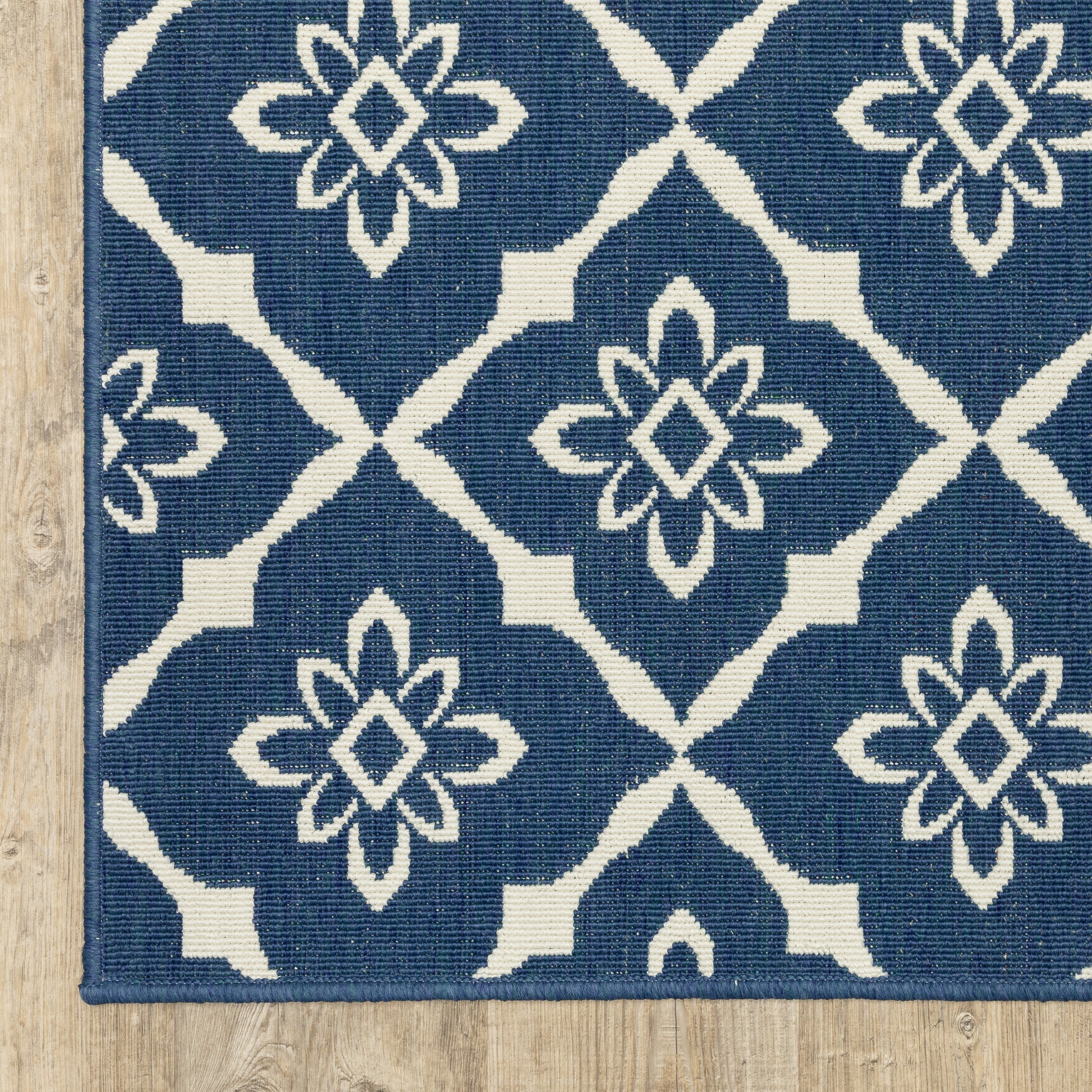 Meridian Outdoor Navy/ Ivory Lattice Loop Pile Rug