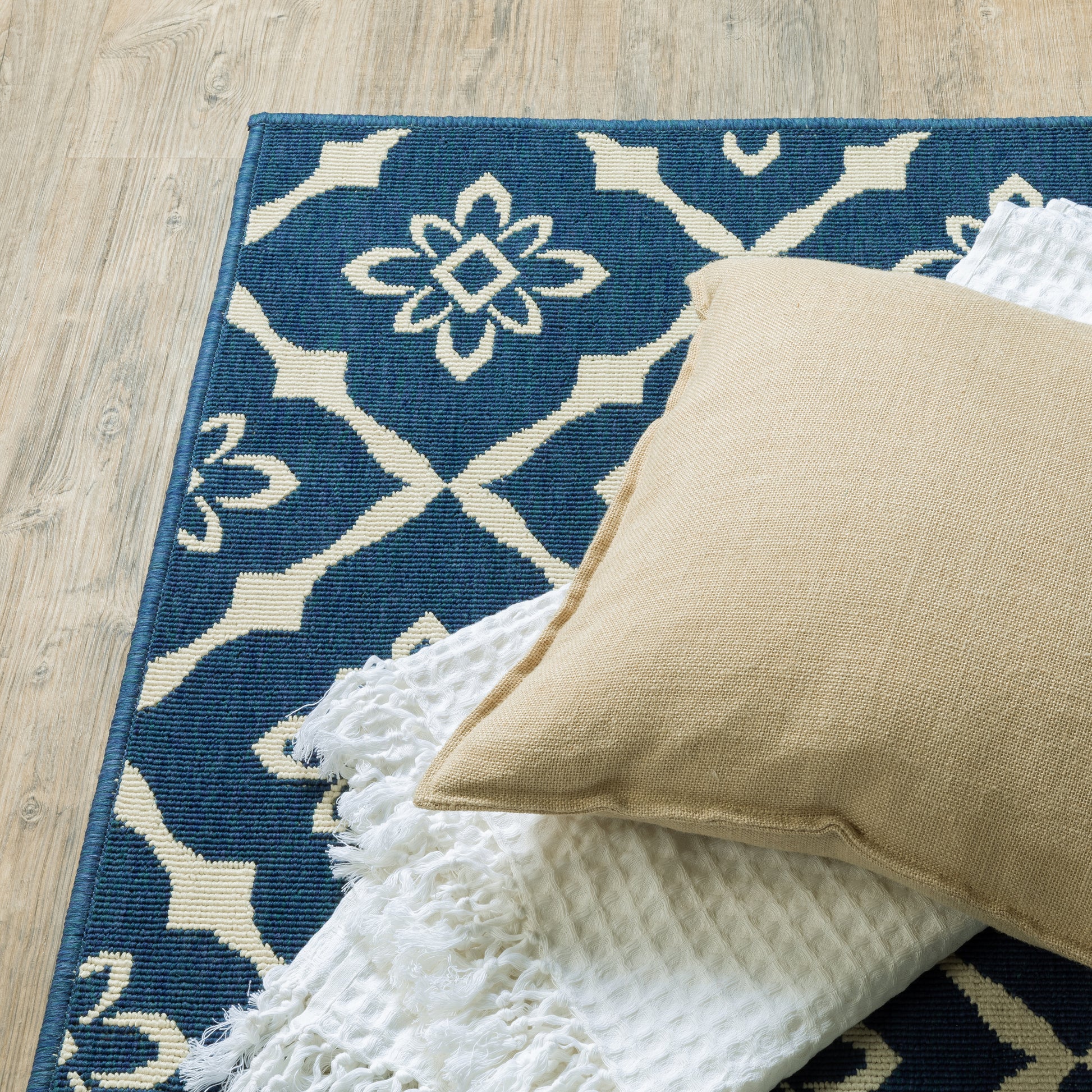 Meridian Outdoor Navy/ Ivory Lattice Loop Pile Rug