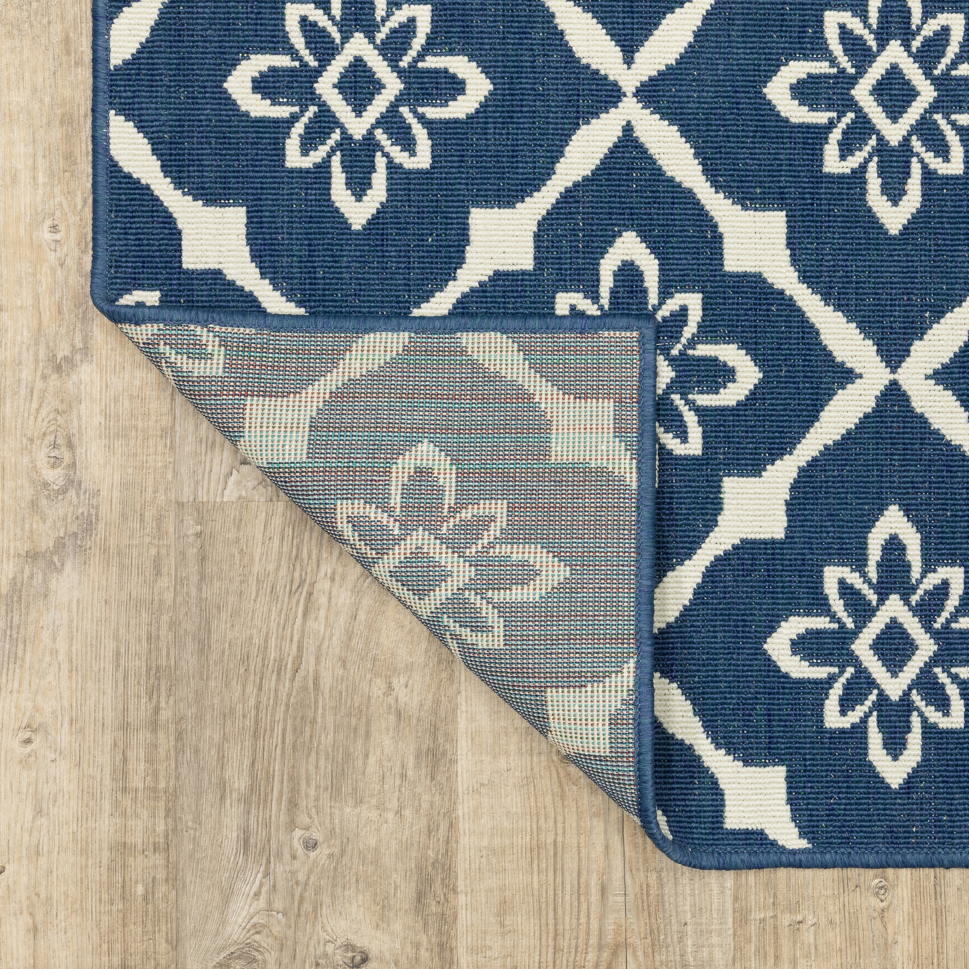 Meridian Outdoor Navy/ Ivory Lattice Loop Pile Rug