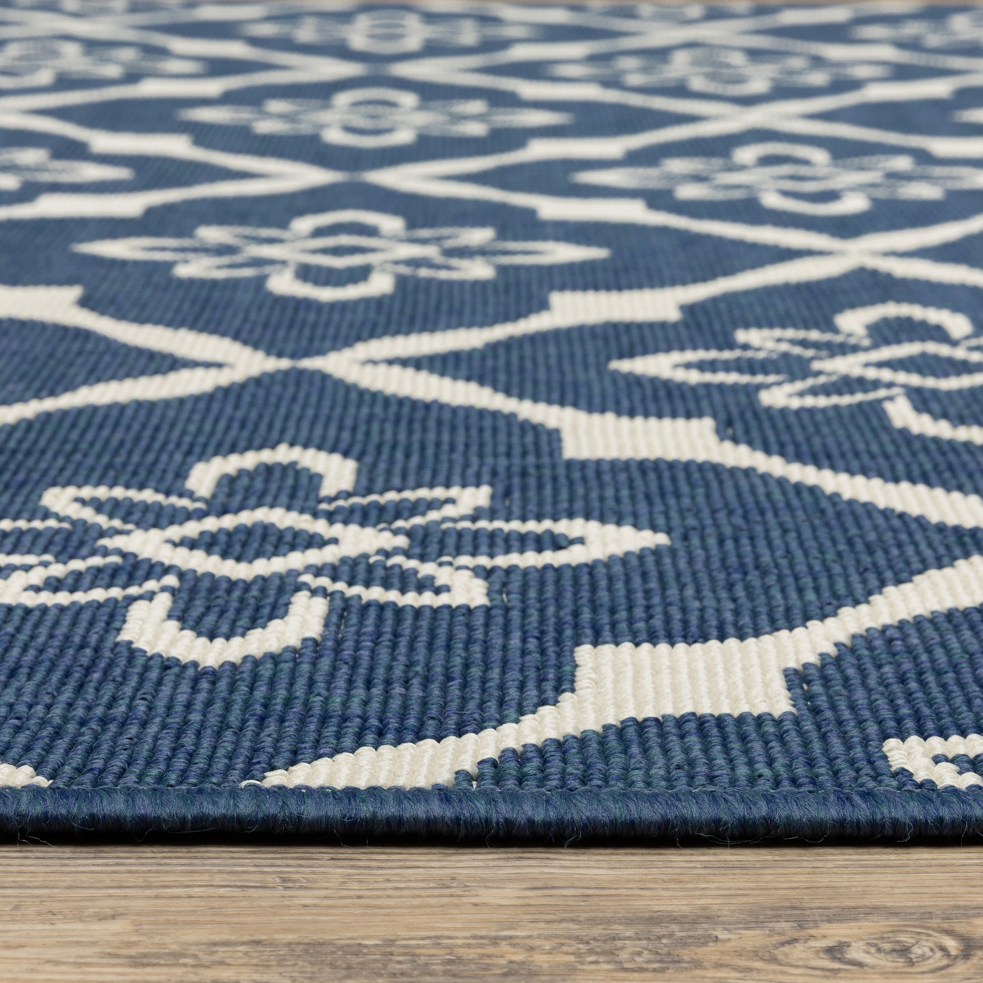 Meridian Outdoor Navy/ Ivory Lattice Loop Pile Rug