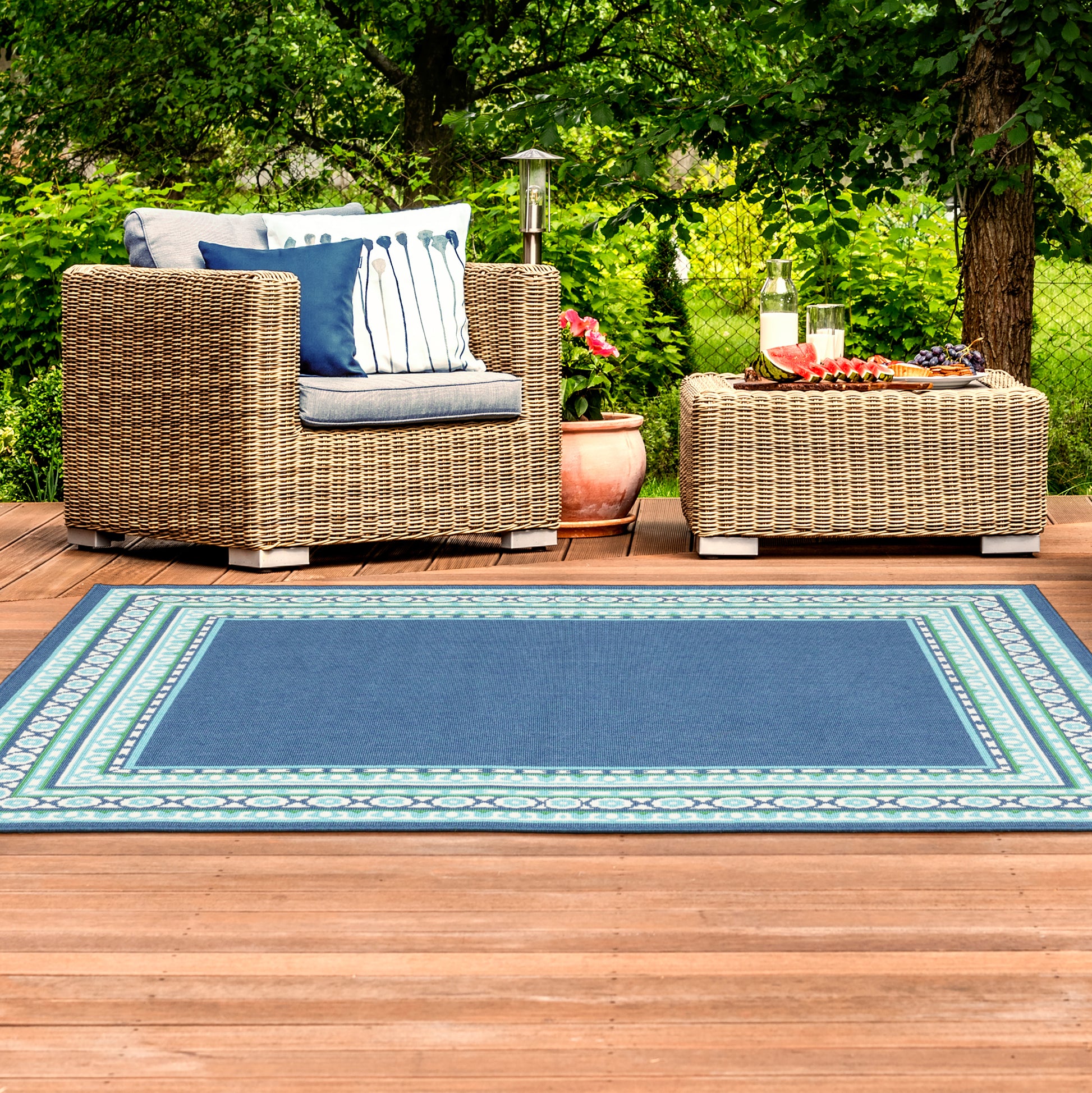 Meridian Outdoor Navy/ Green Border Loop Pile Rug