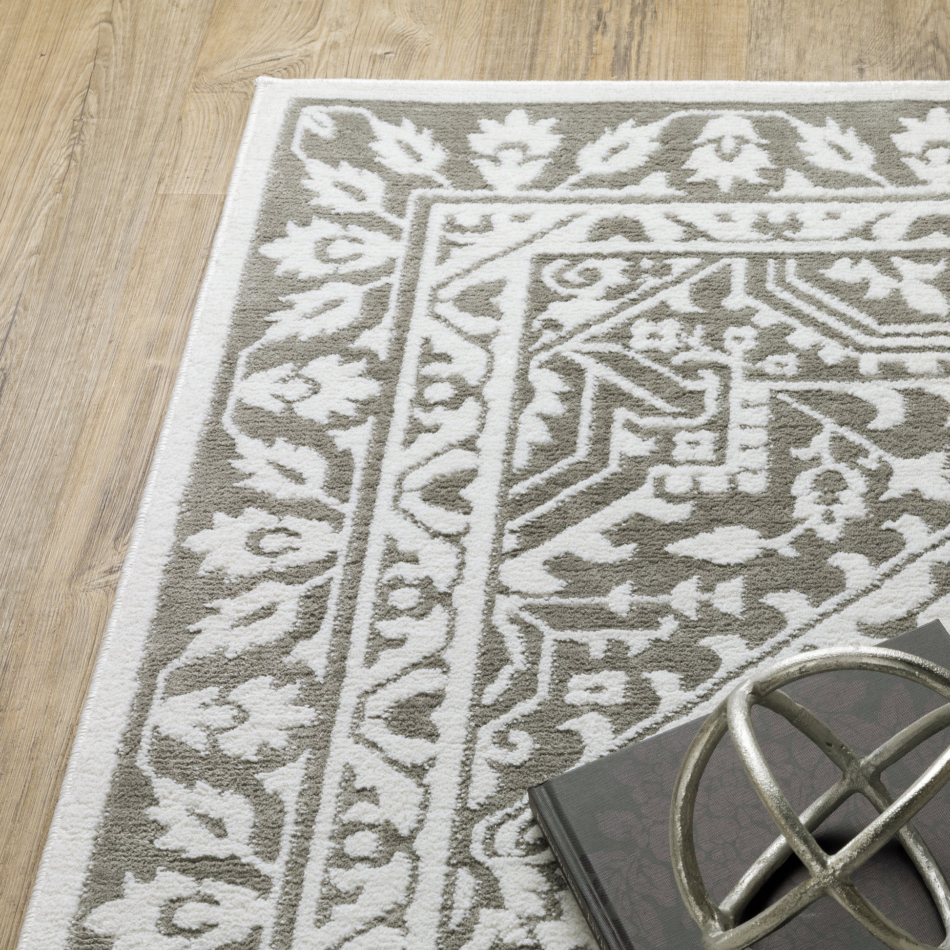 Montecito Medallion Grey/ White Oriental Cut Pile Rug