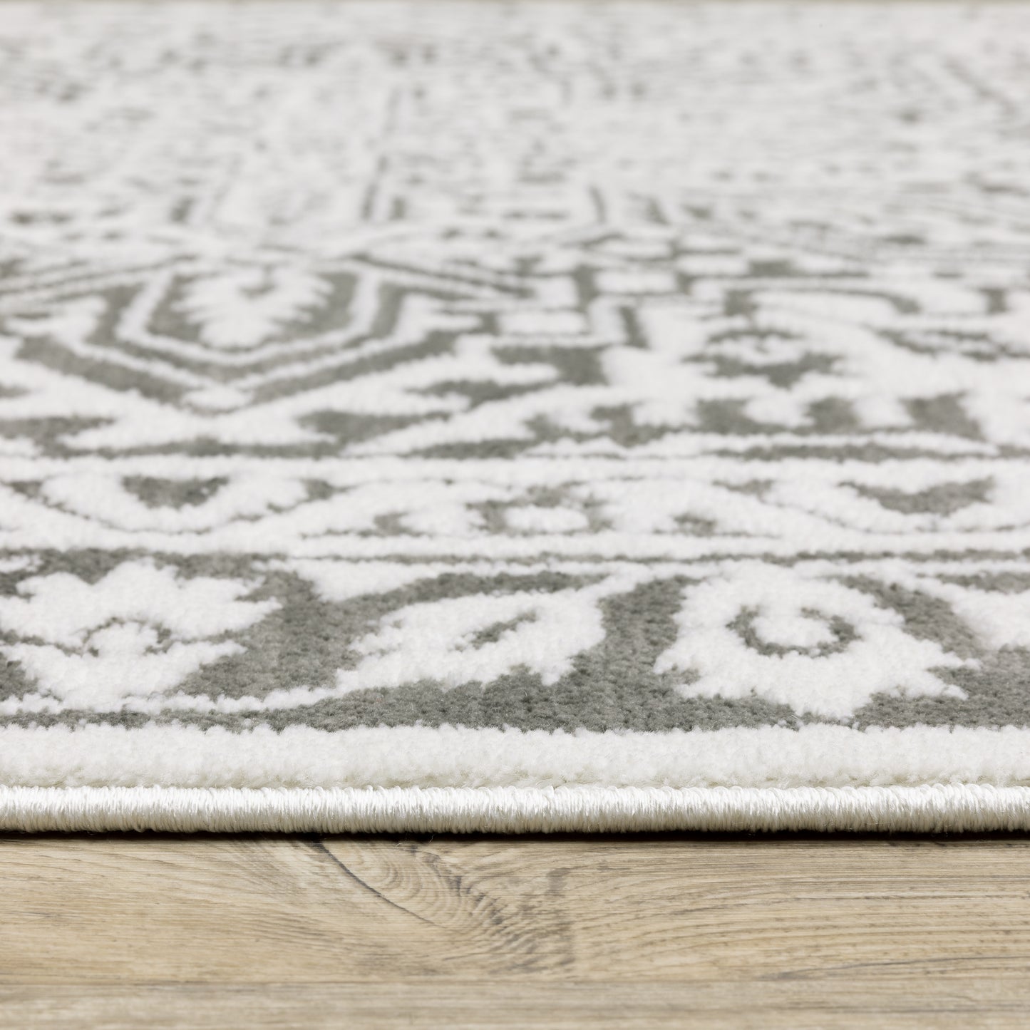Montecito Medallion Grey/ White Oriental Cut Pile Rug