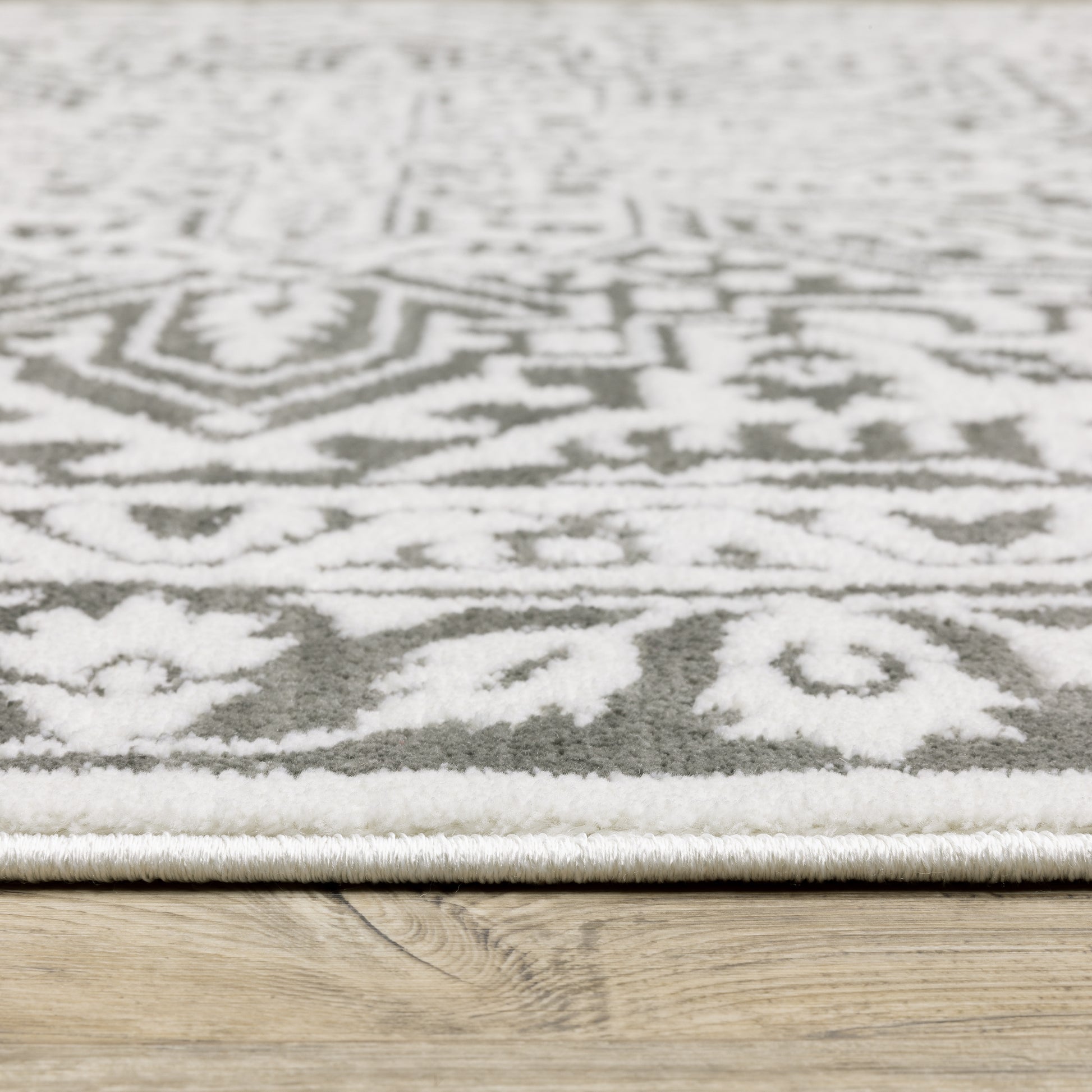 Montecito Medallion Grey/ White Oriental Cut Pile Rug