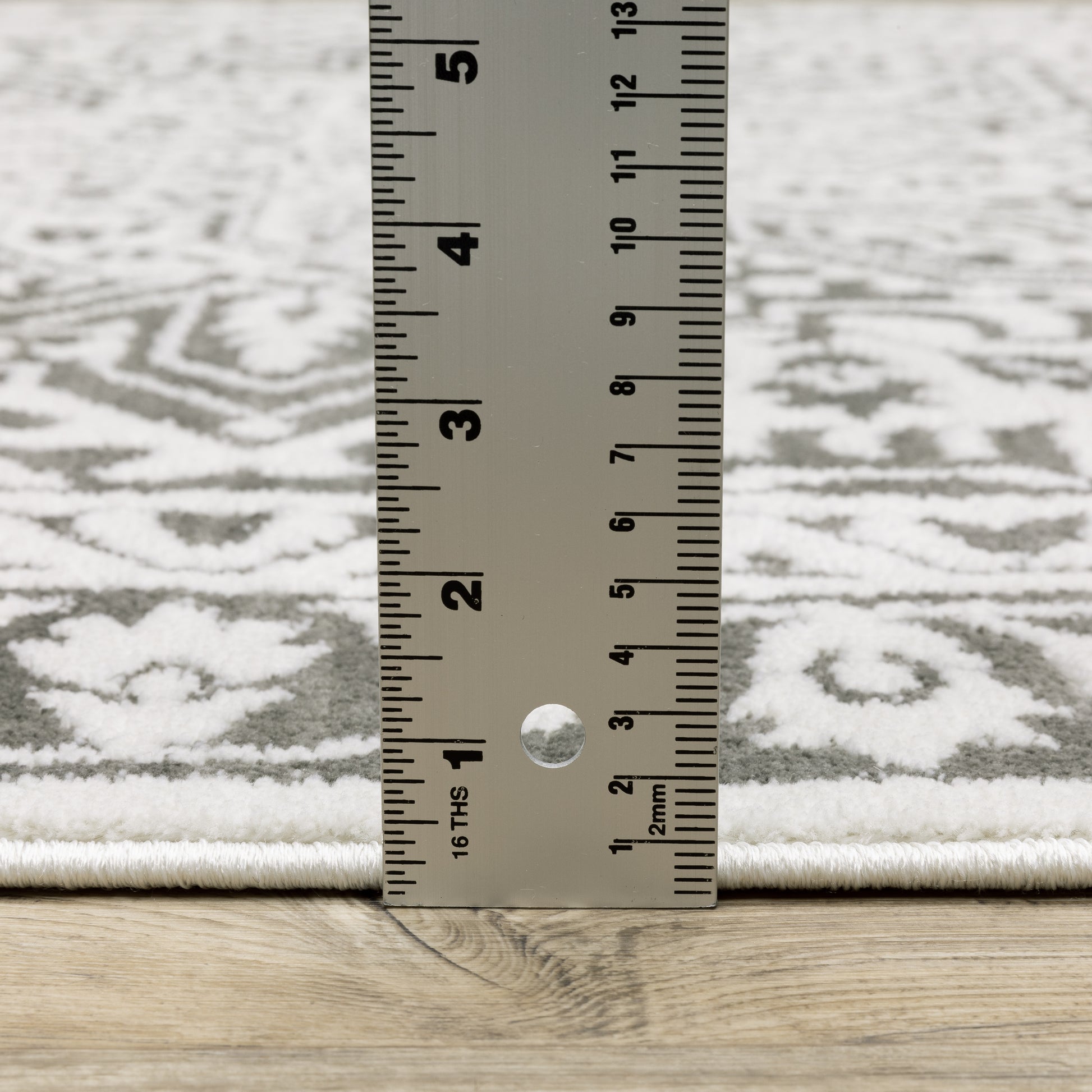 Montecito Medallion Grey/ White Oriental Cut Pile Rug