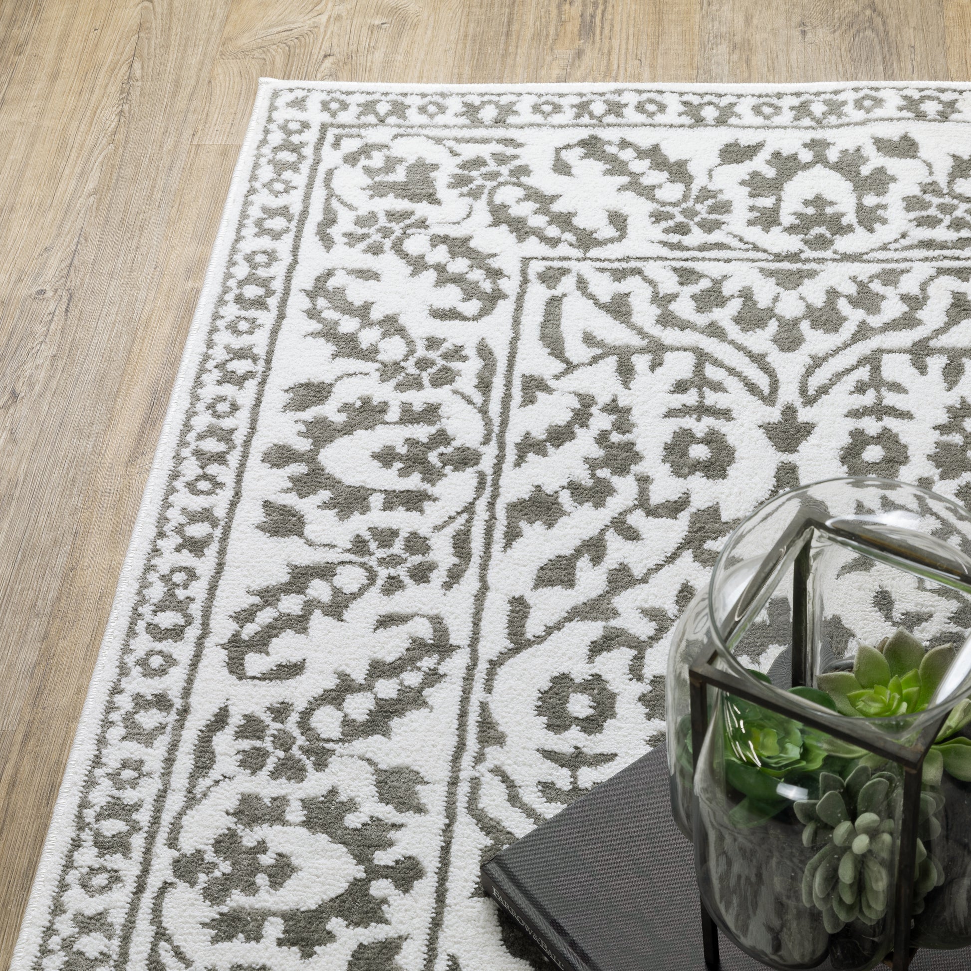 Montecito Border Grey/ White Floral Cut Pile Rug