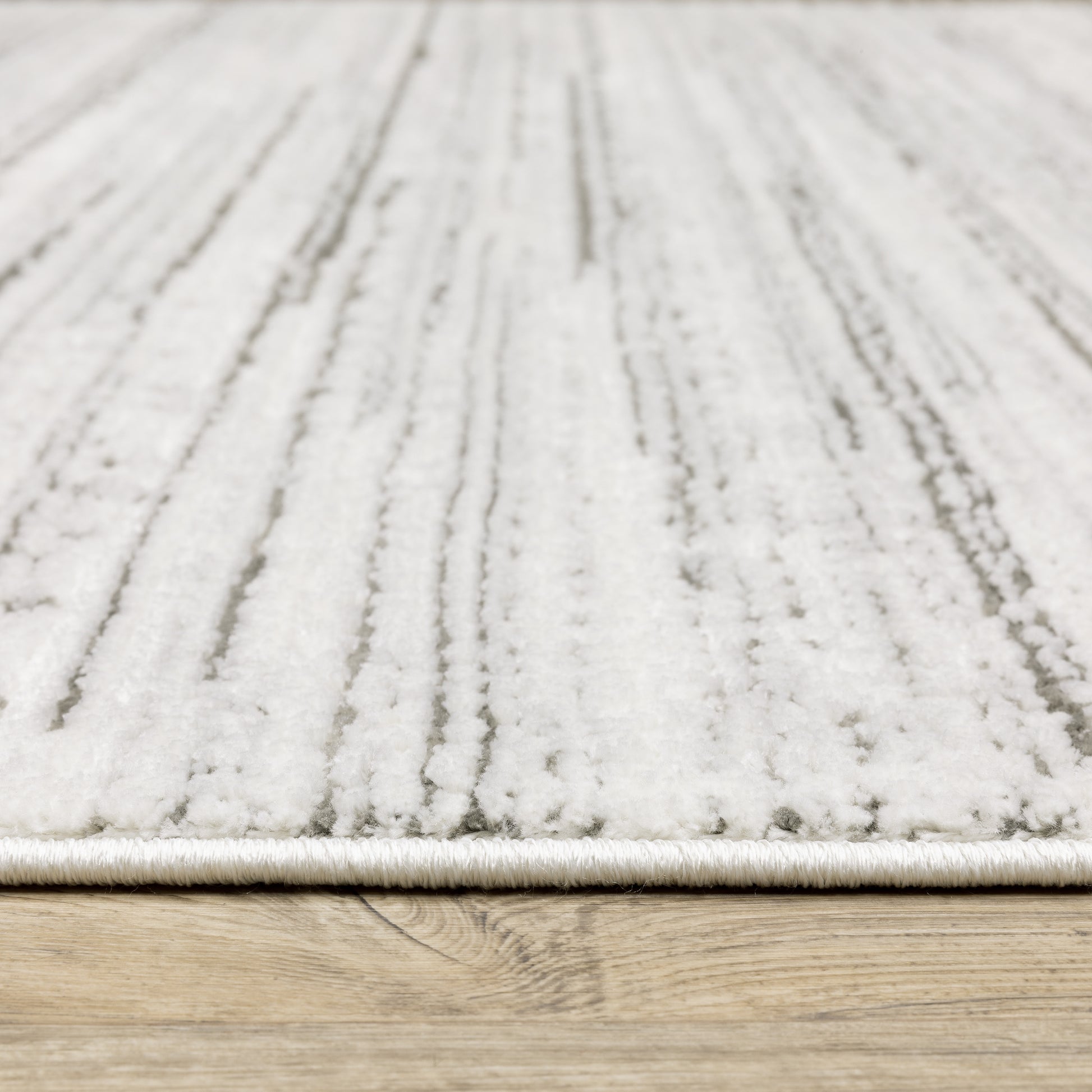 Montecito Distressed White/ Grey Abstract Cut Pile Rug