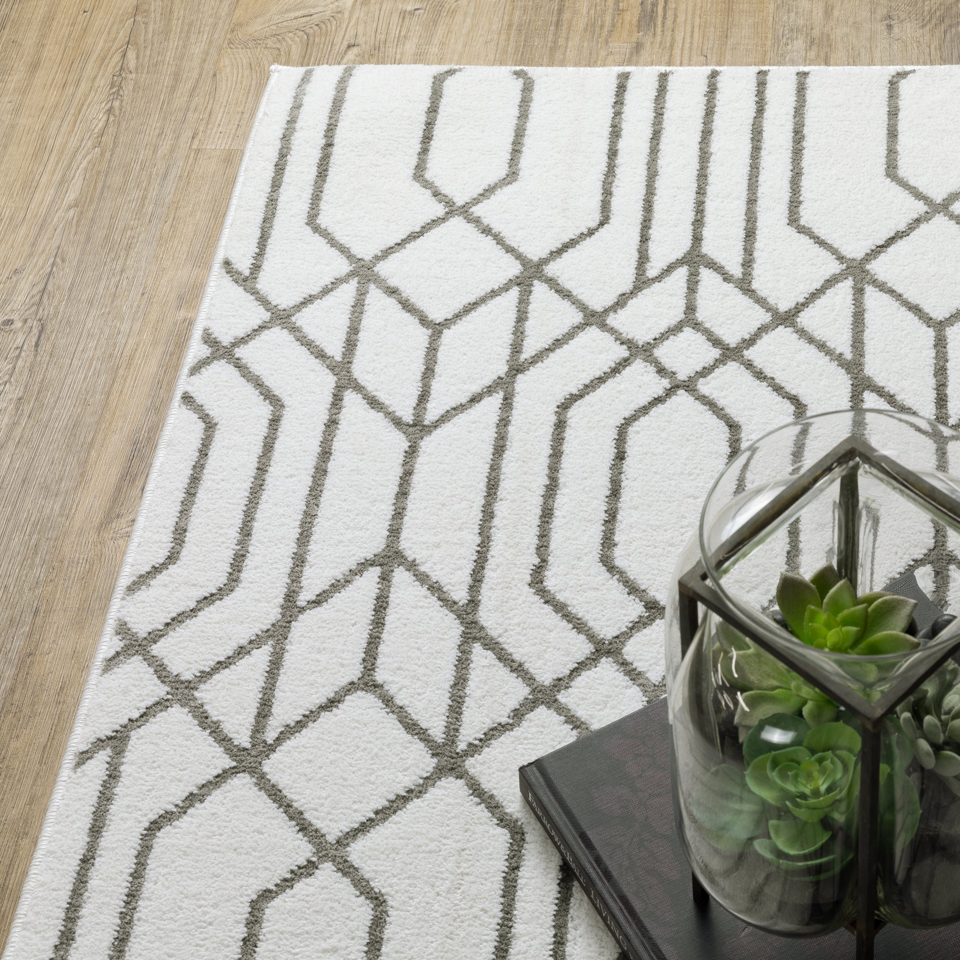 Montecito Geometric White/ Grey Cut Pile Rug