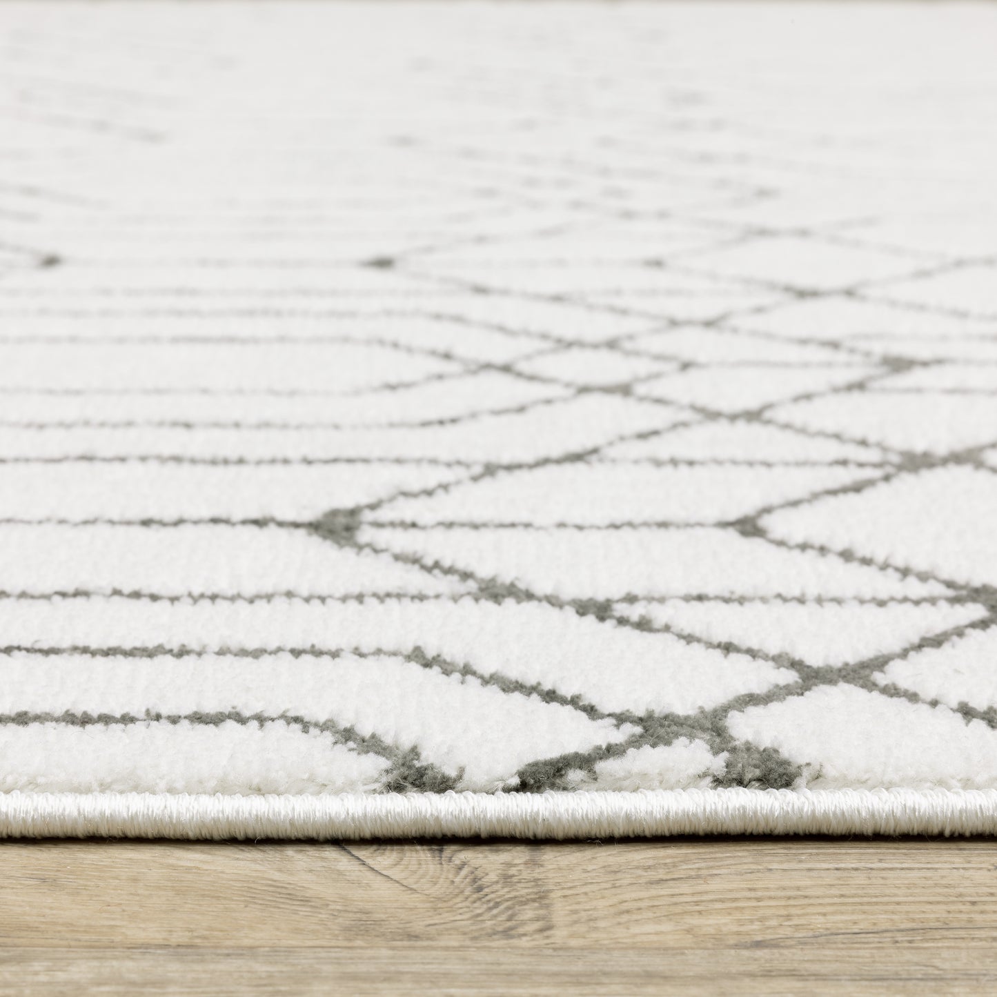 Montecito Geometric White/ Grey Cut Pile Rug