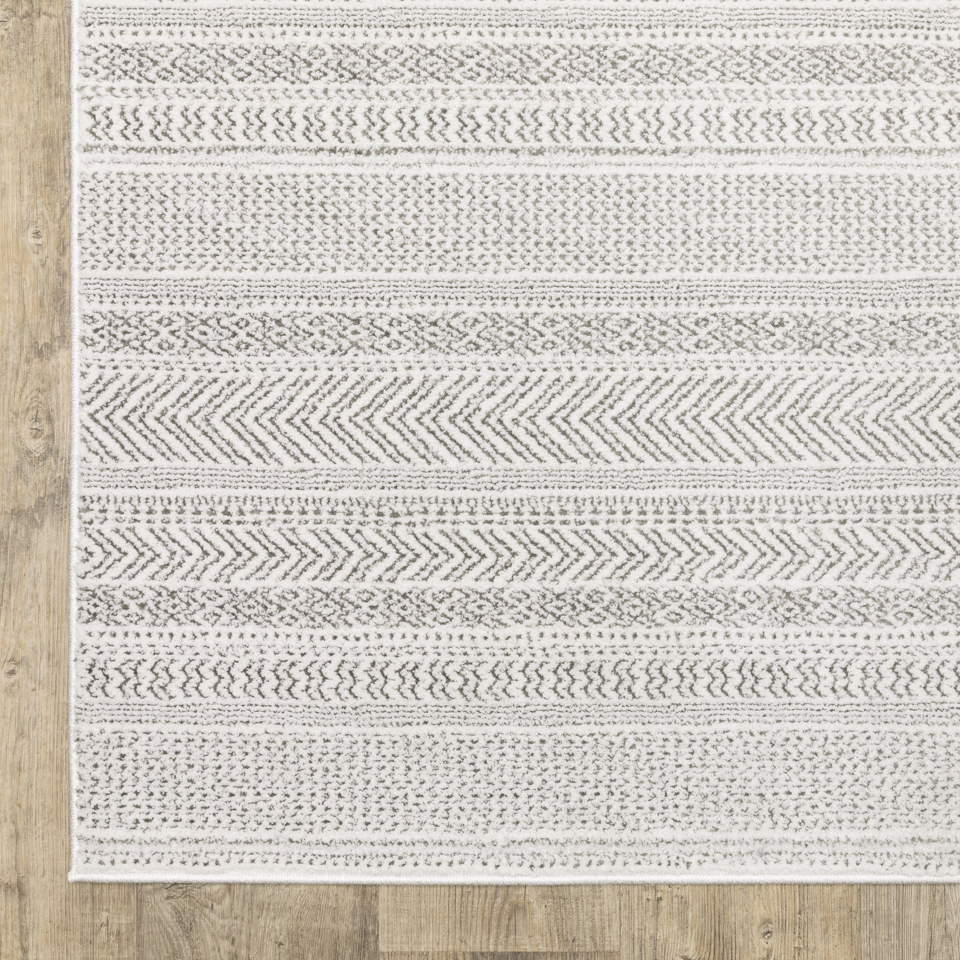Montecito Stripe White/ Grey Geometric Cut Pile Rug