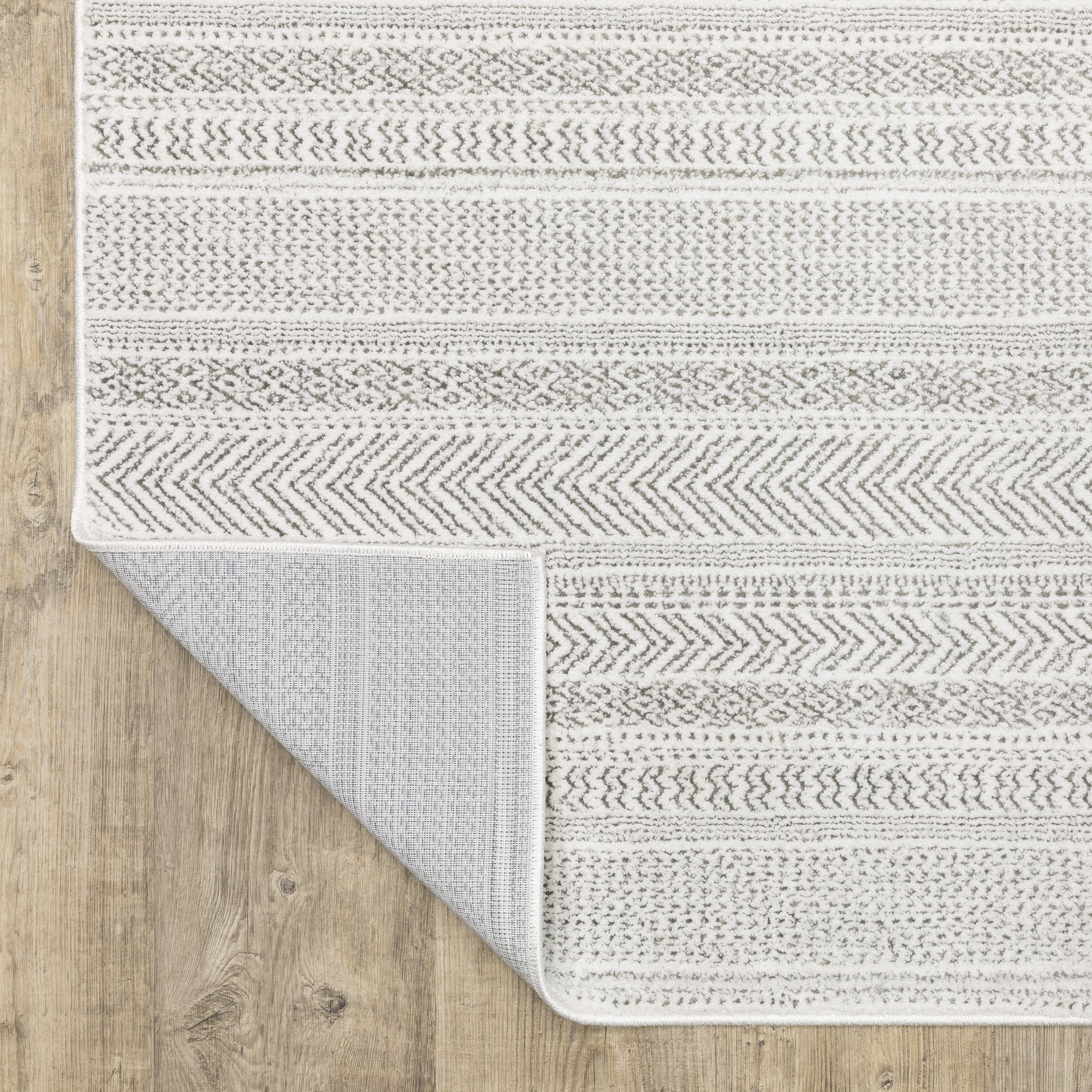 Montecito Stripe White/ Grey Geometric Cut Pile Rug