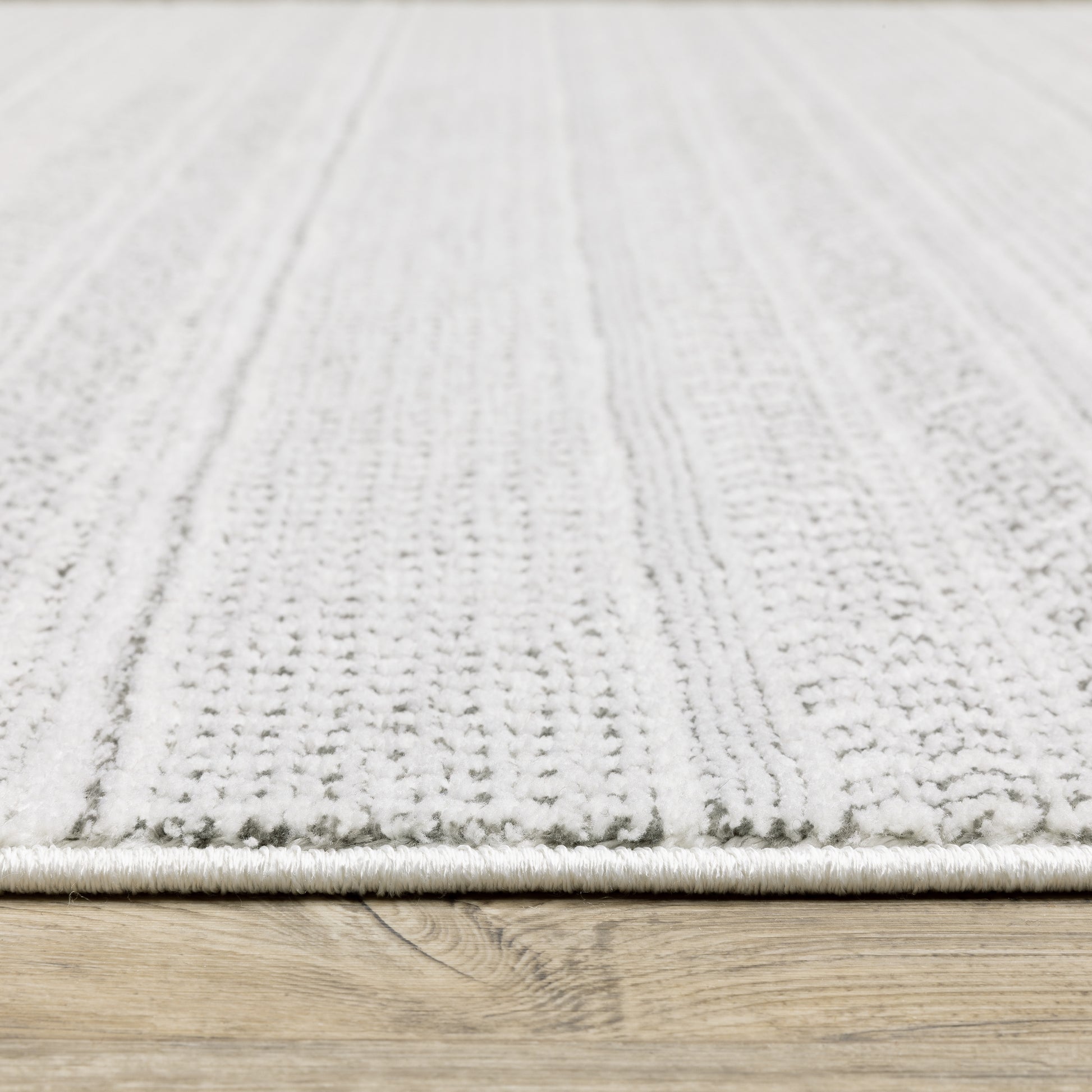 Montecito Stripe White/ Grey Geometric Cut Pile Rug