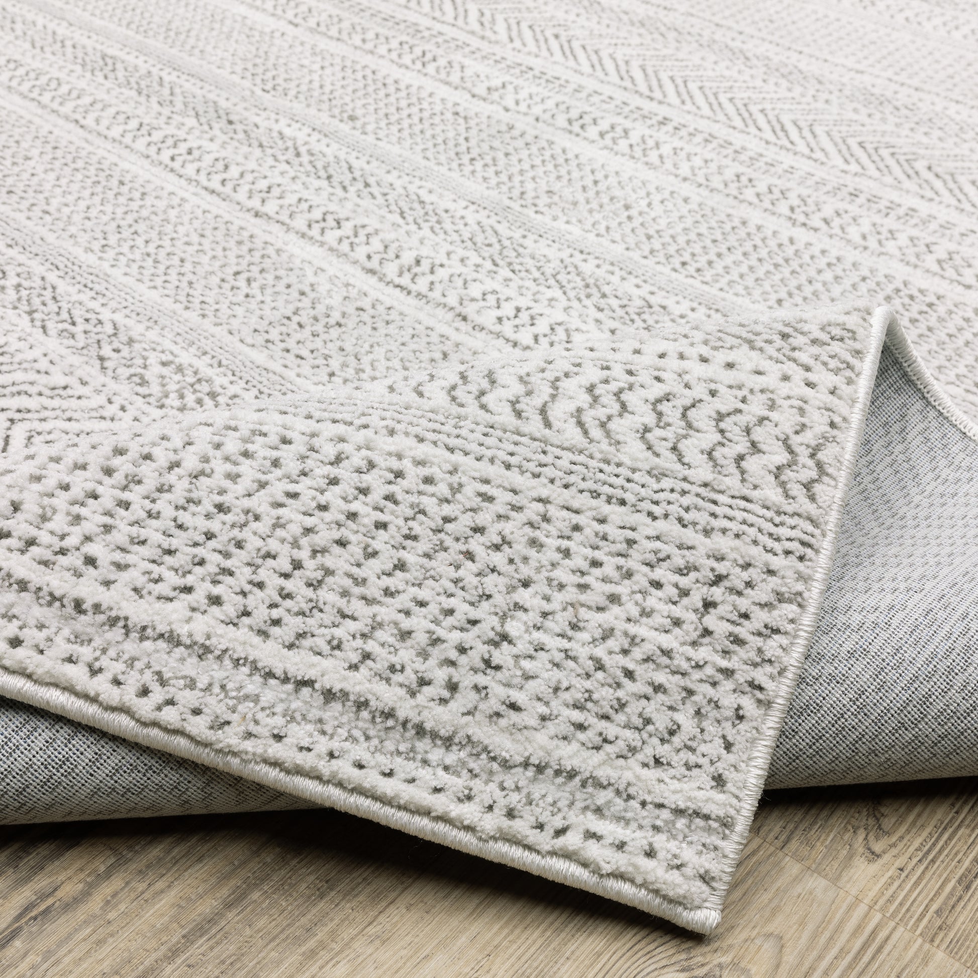 Montecito Stripe White/ Grey Geometric Cut Pile Rug