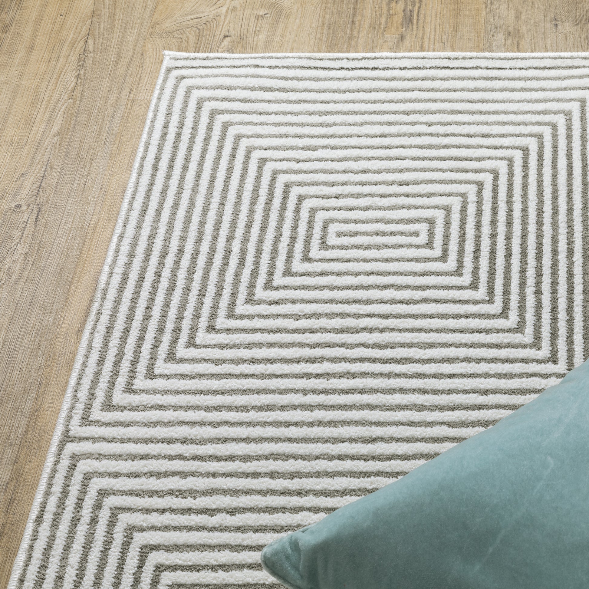 Montecito Geometric Grey/ White Cut Pile Rug