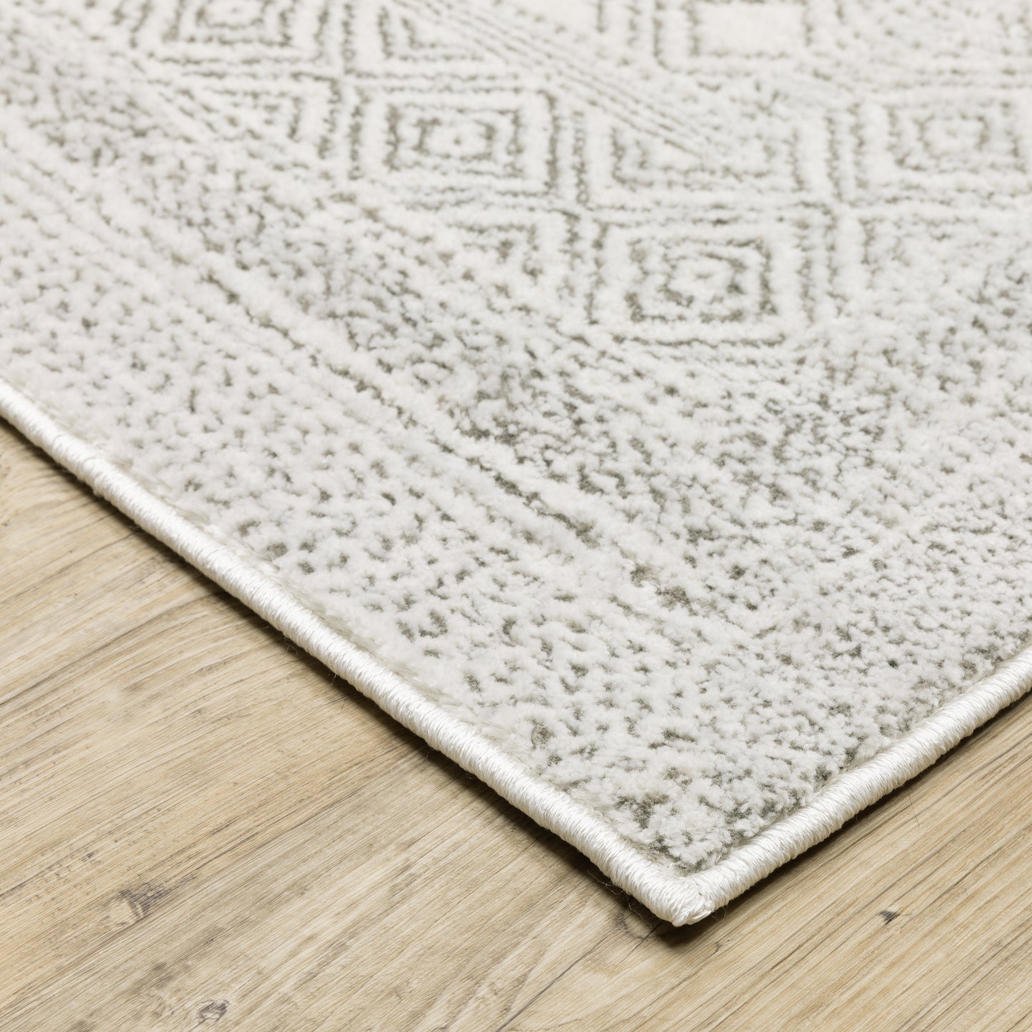 Montecito 094W8 White Distressed Rug