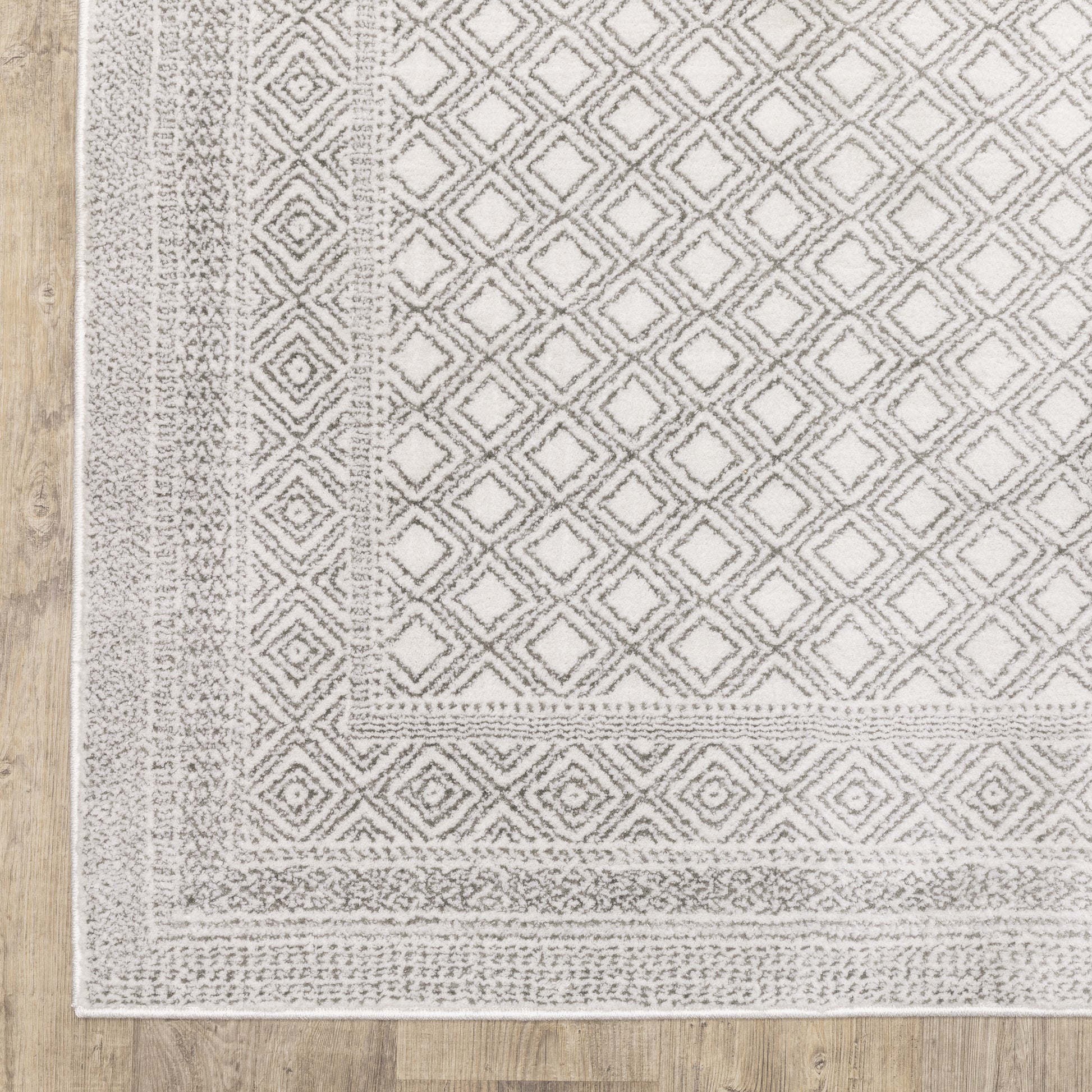 Montecito Distressed White/ Grey Oriental Cut Pile Rug