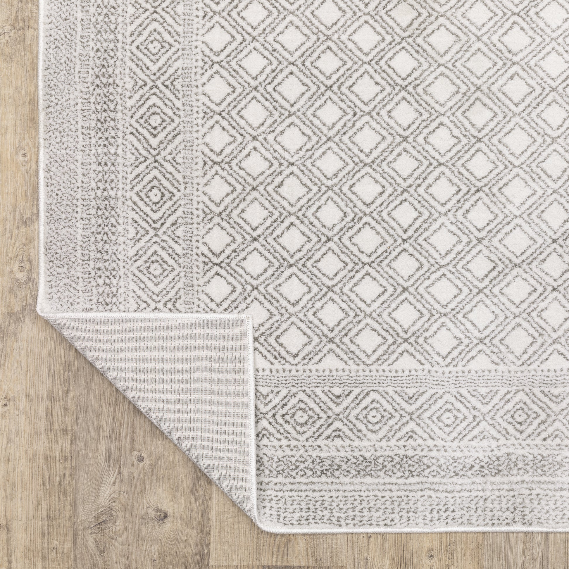 Montecito Distressed White/ Grey Oriental Cut Pile Rug