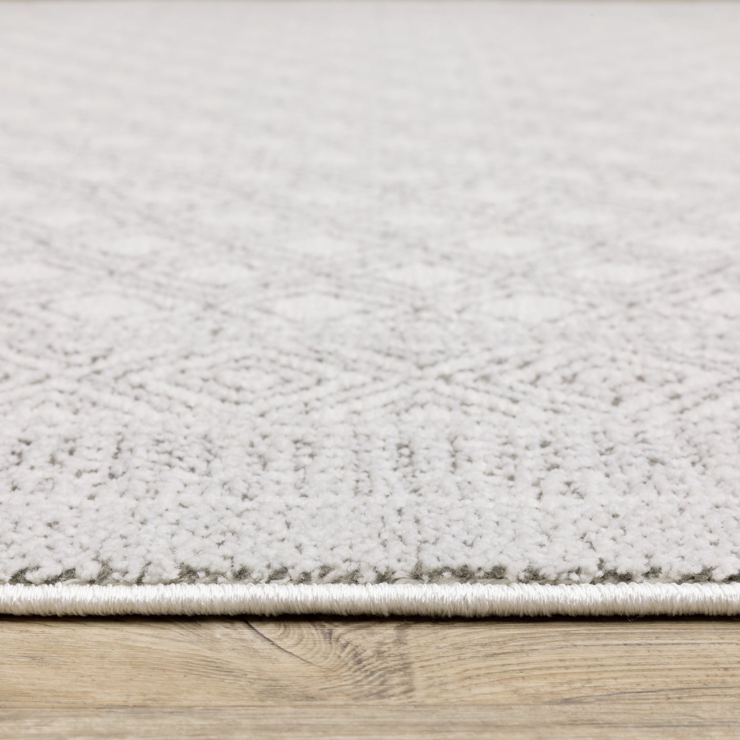 Montecito Distressed White/ Grey Oriental Cut Pile Rug