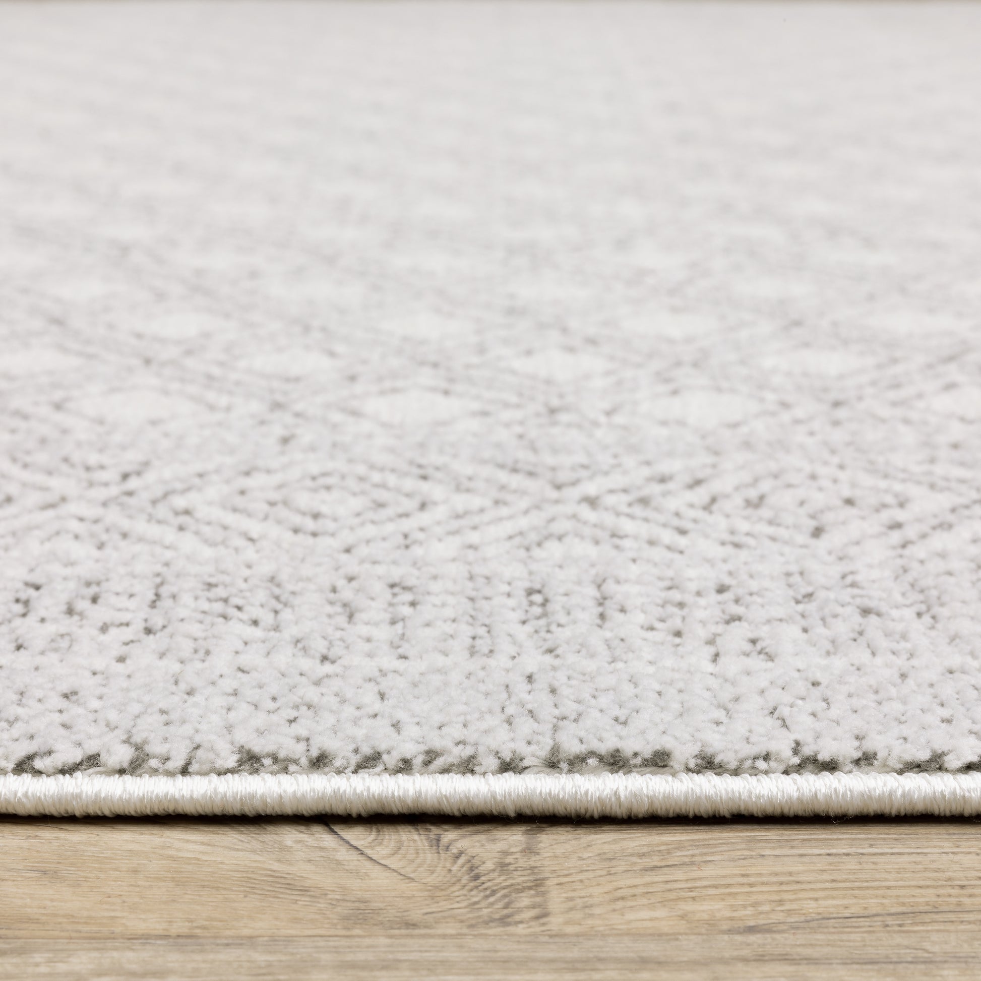 Montecito Distressed White/ Grey Oriental Cut Pile Rug