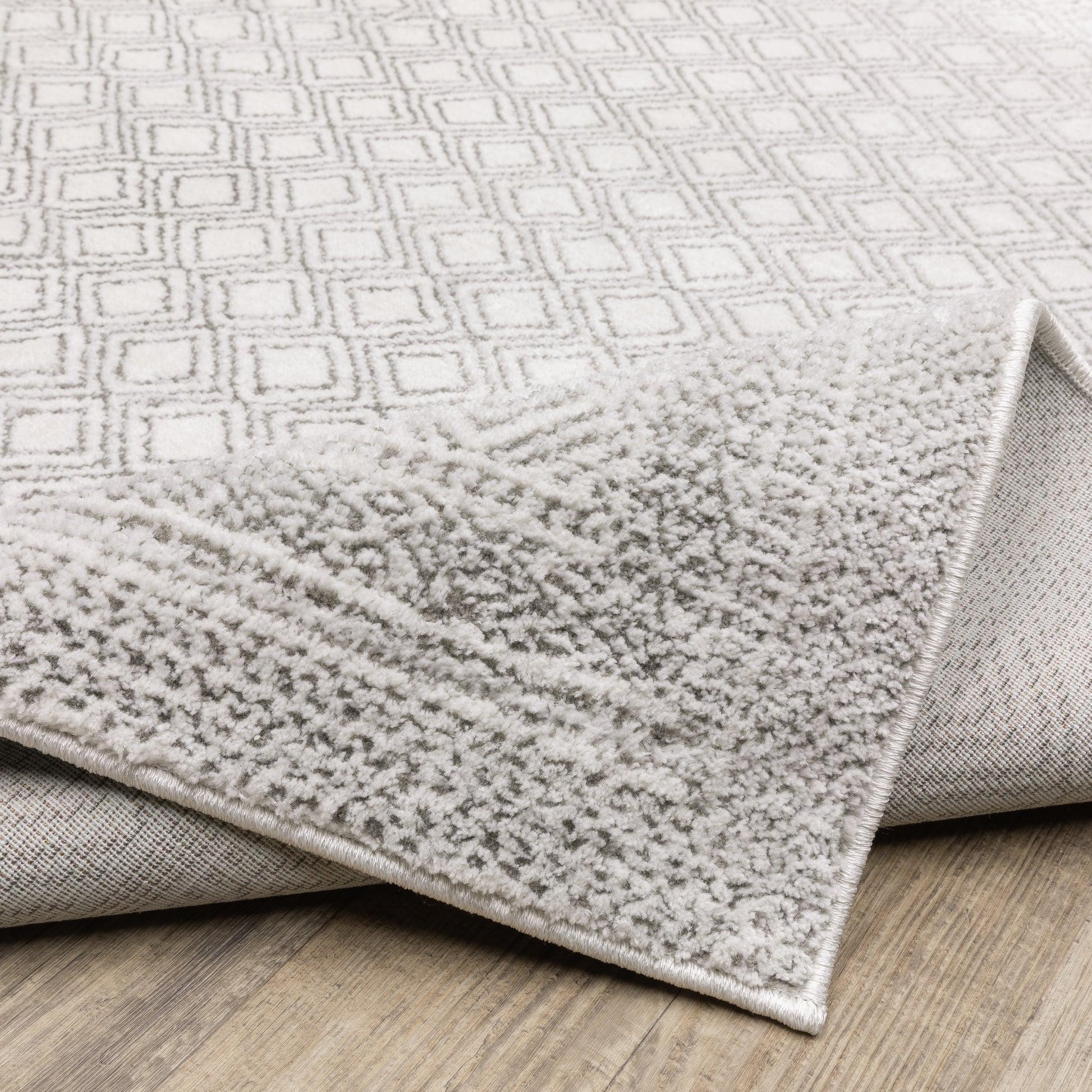 Montecito Distressed White/ Grey Oriental Cut Pile Rug