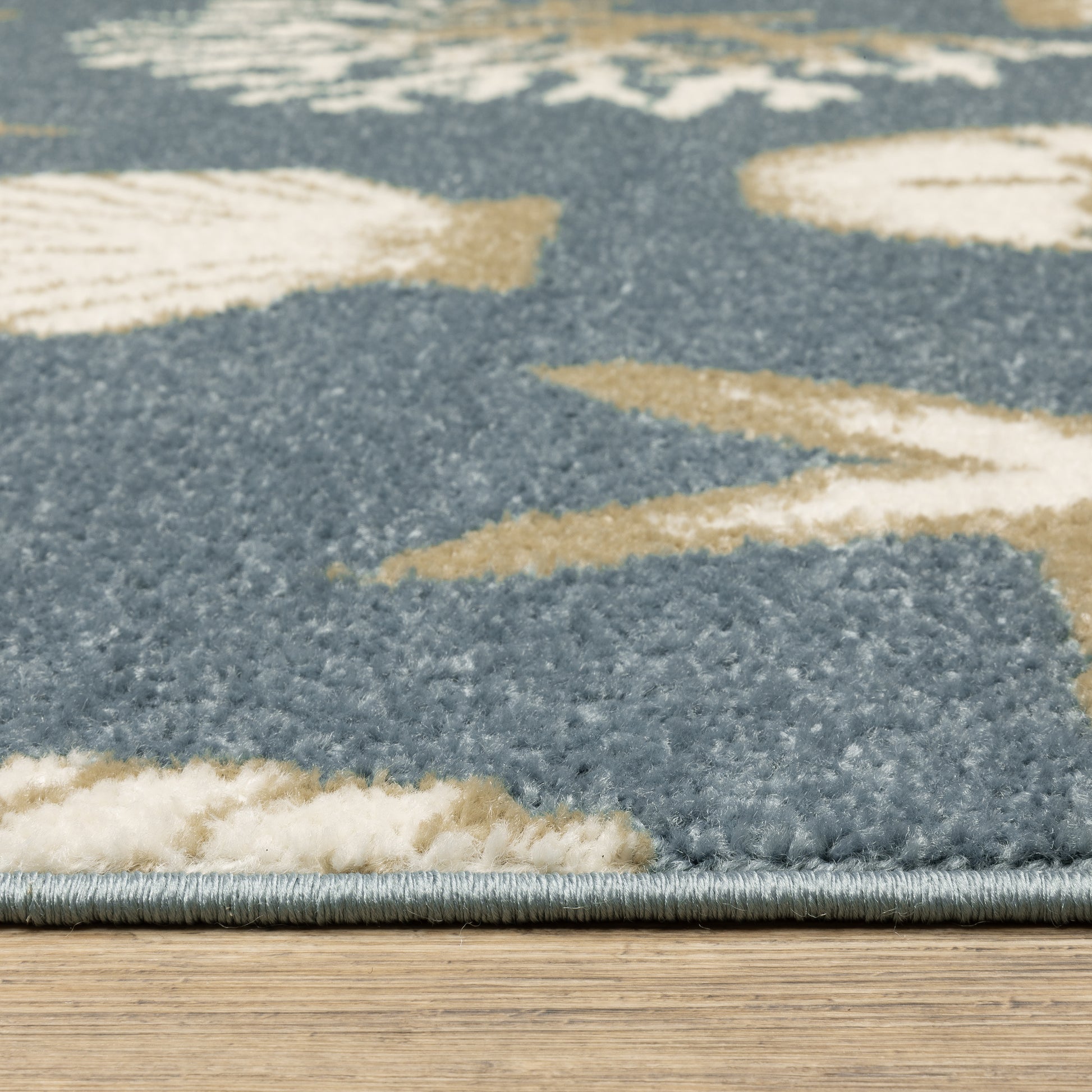 Quinn Novelty Blue/ Beige Cut Pile Rug