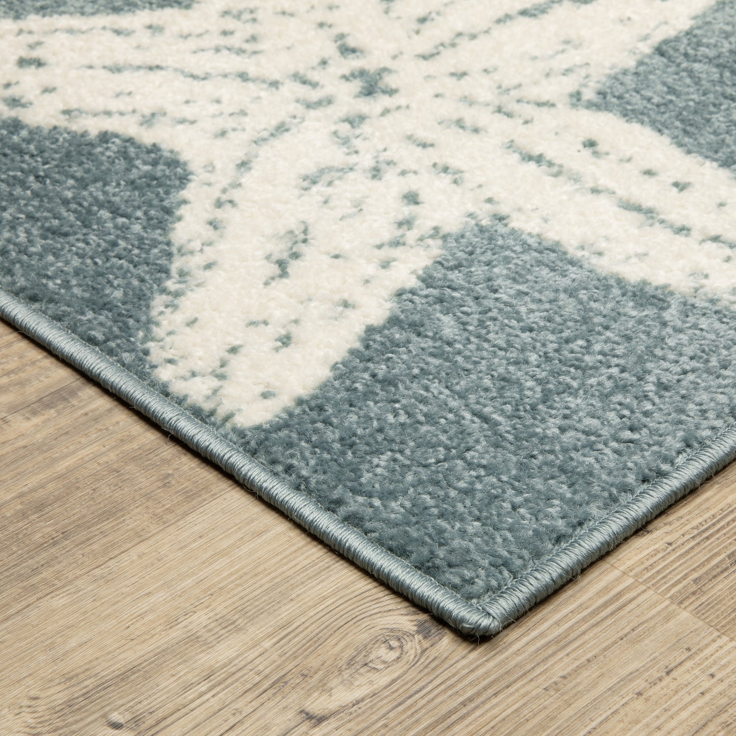 Quinn Novelty Blue/ Ivory Cut Pile Rug