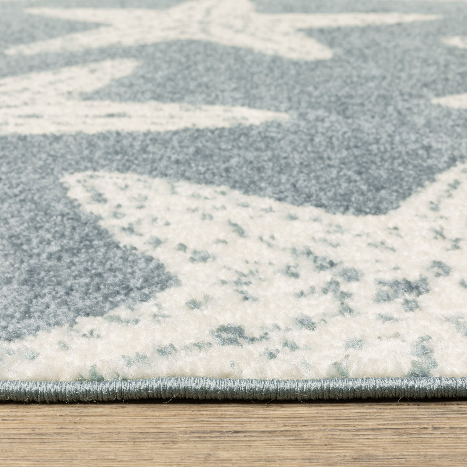 Quinn Novelty Blue/ Ivory Cut Pile Rug