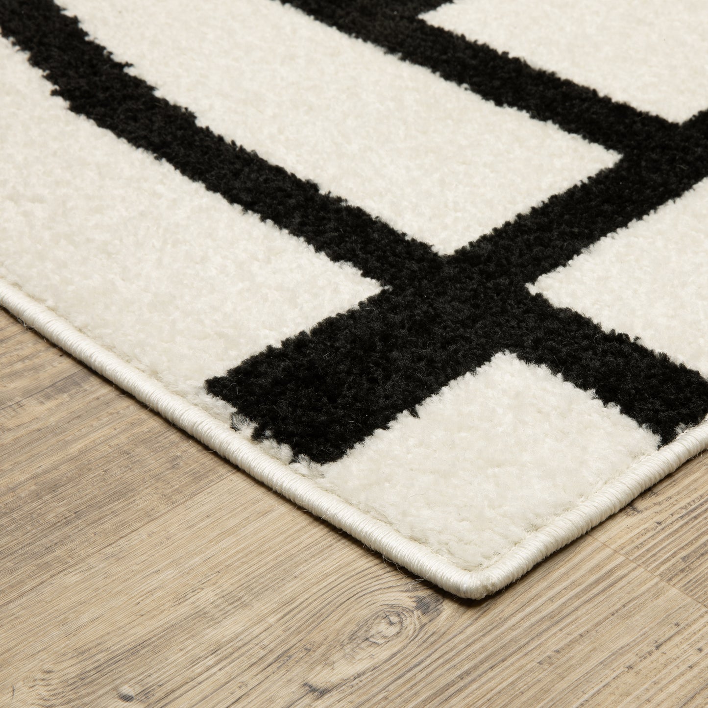 Quinn Circles Ivory/ Black Abstract Cut Pile Rug