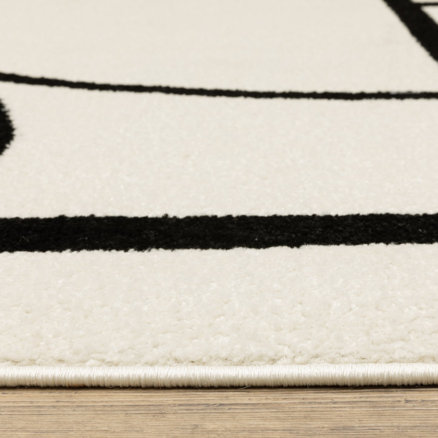Quinn Circles Ivory/ Black Abstract Cut Pile Rug