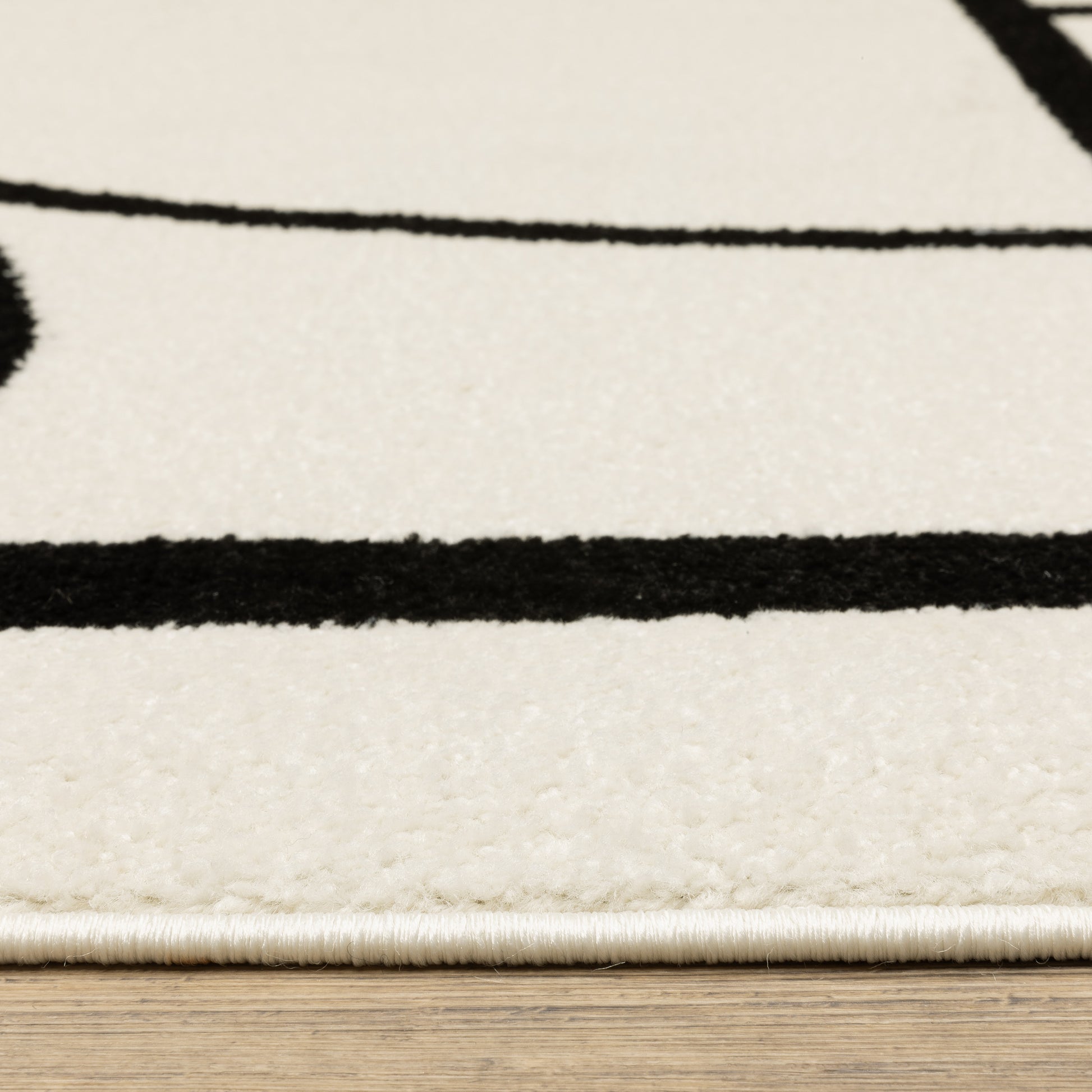 Quinn Circles Ivory/ Black Abstract Cut Pile Rug