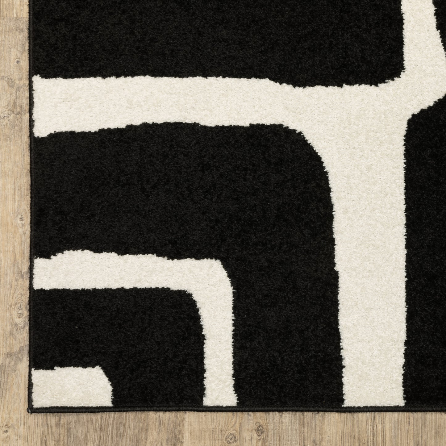 Quinn Abstract Black/ Ivory Cut Pile Rug