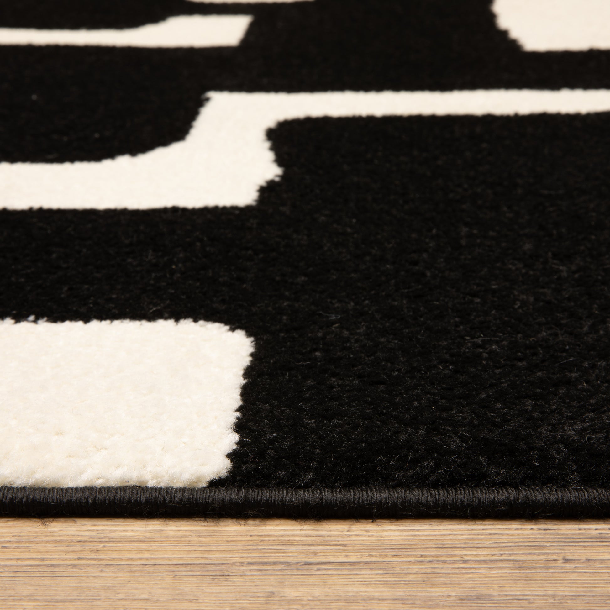 Quinn Abstract Black/ Ivory Cut Pile Rug