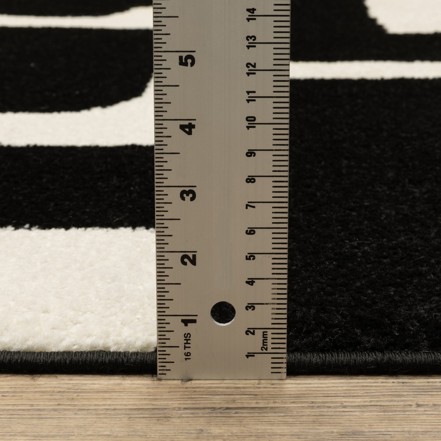 Quinn Abstract Black/ Ivory Cut Pile Rug