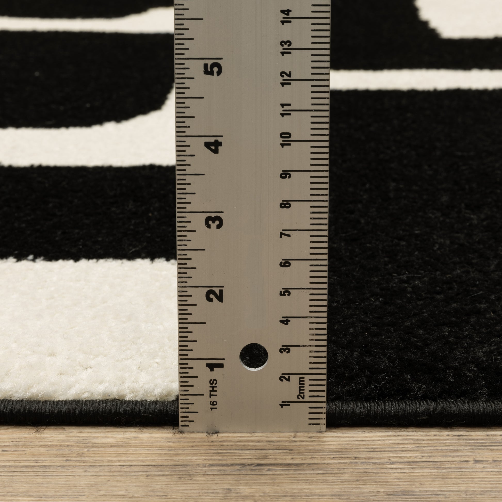 Quinn Abstract Black/ Ivory Cut Pile Rug