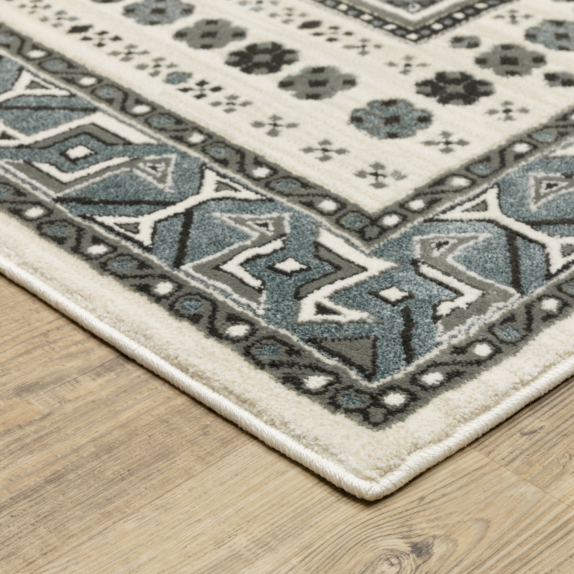 Raylan Oriental Grey/ Blue Geometric Cut Pile Rug
