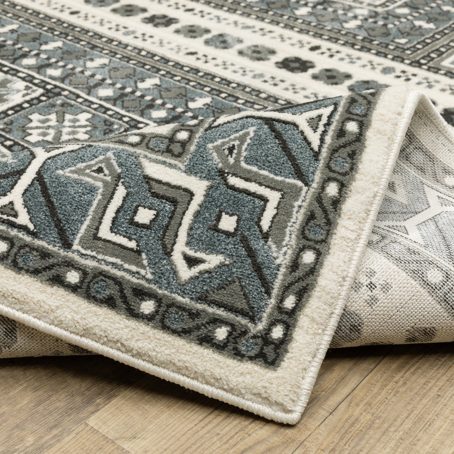 Raylan Oriental Grey/ Blue Geometric Cut Pile Rug