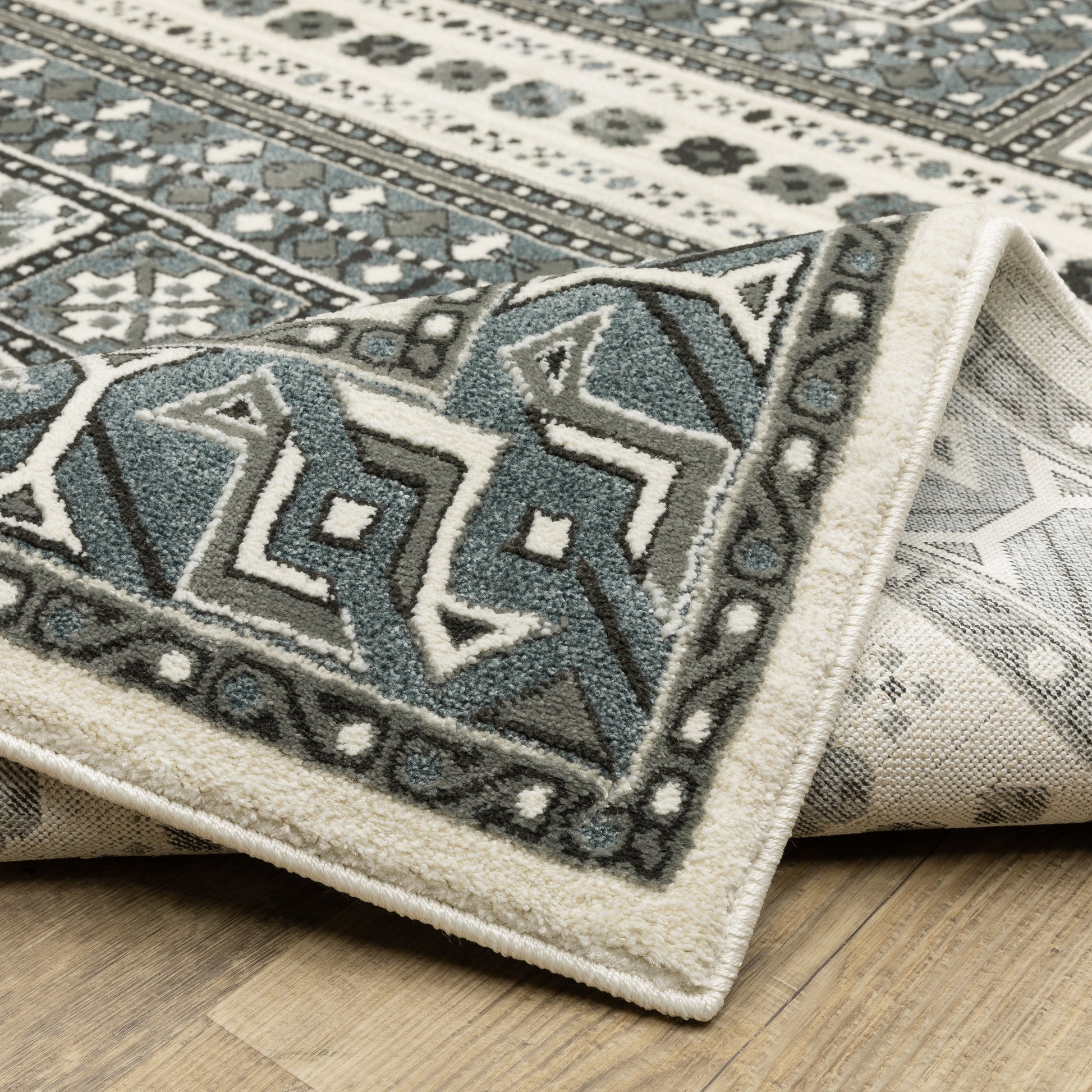 Raylan Oriental Grey/ Blue Geometric Cut Pile Rug