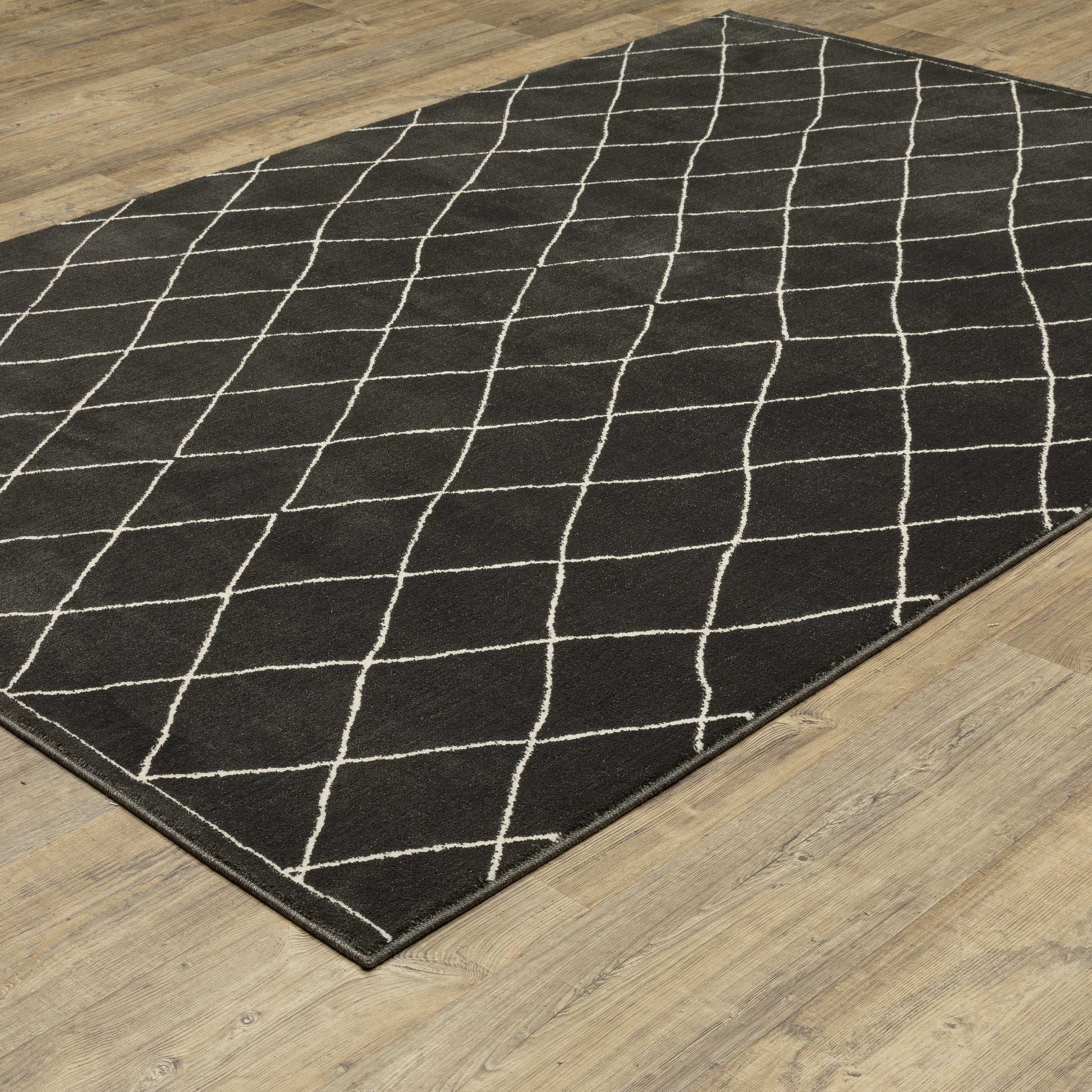 Raylan Lattice Black/ Ivory Geometric Cut Pile Rug