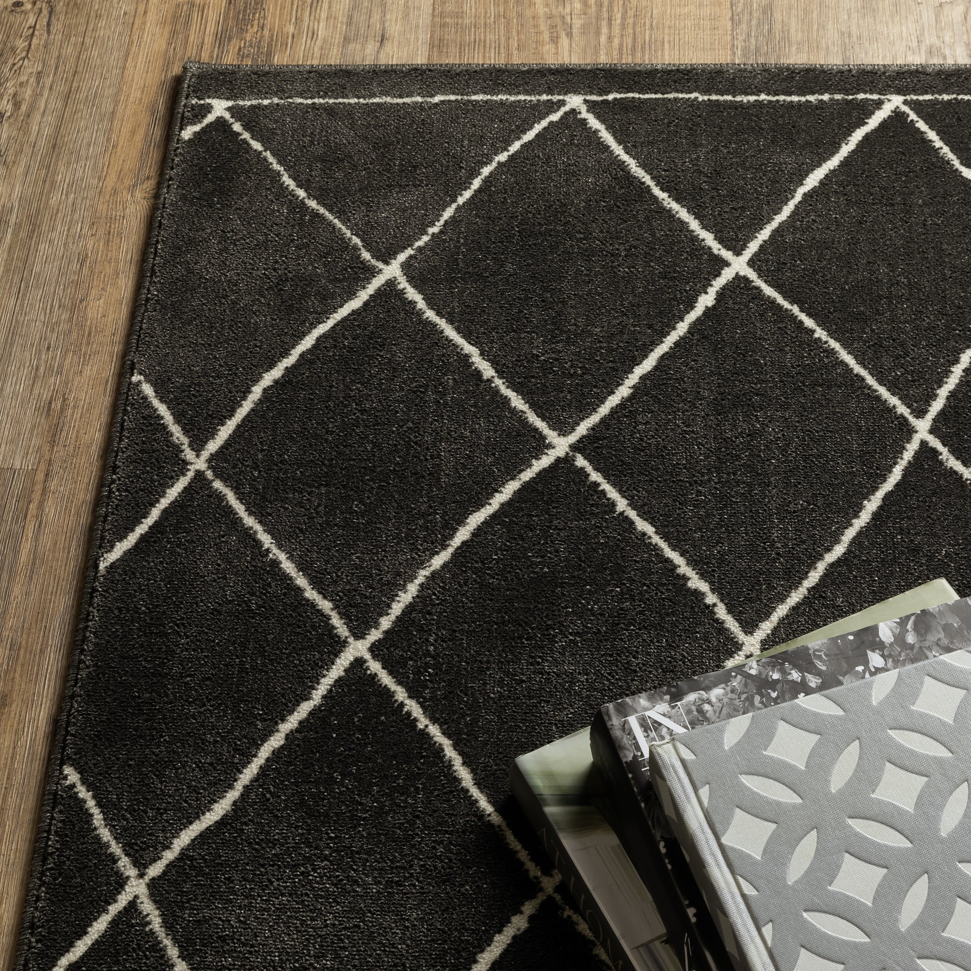 Raylan Lattice Black/ Ivory Geometric Cut Pile Rug