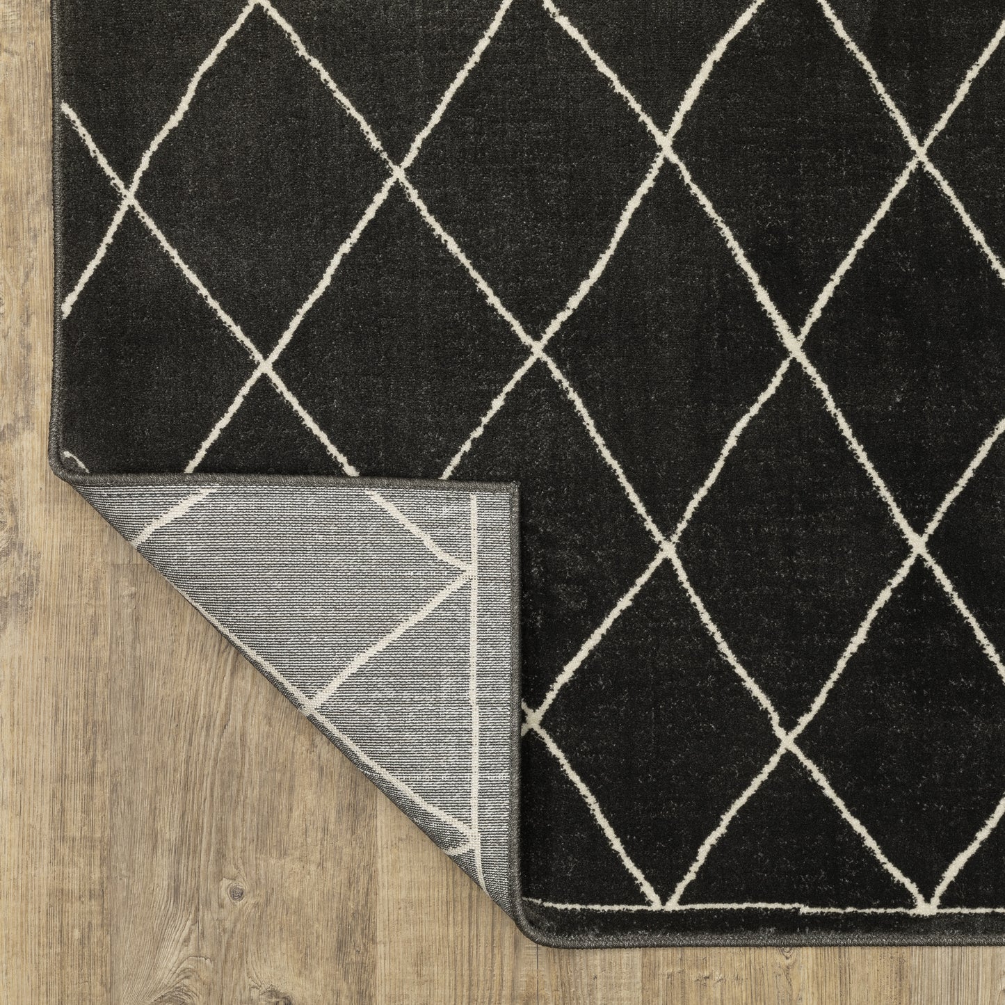 Raylan Lattice Black/ Ivory Geometric Cut Pile Rug