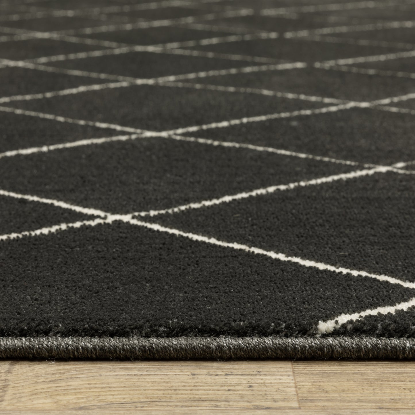 Raylan Lattice Black/ Ivory Geometric Cut Pile Rug