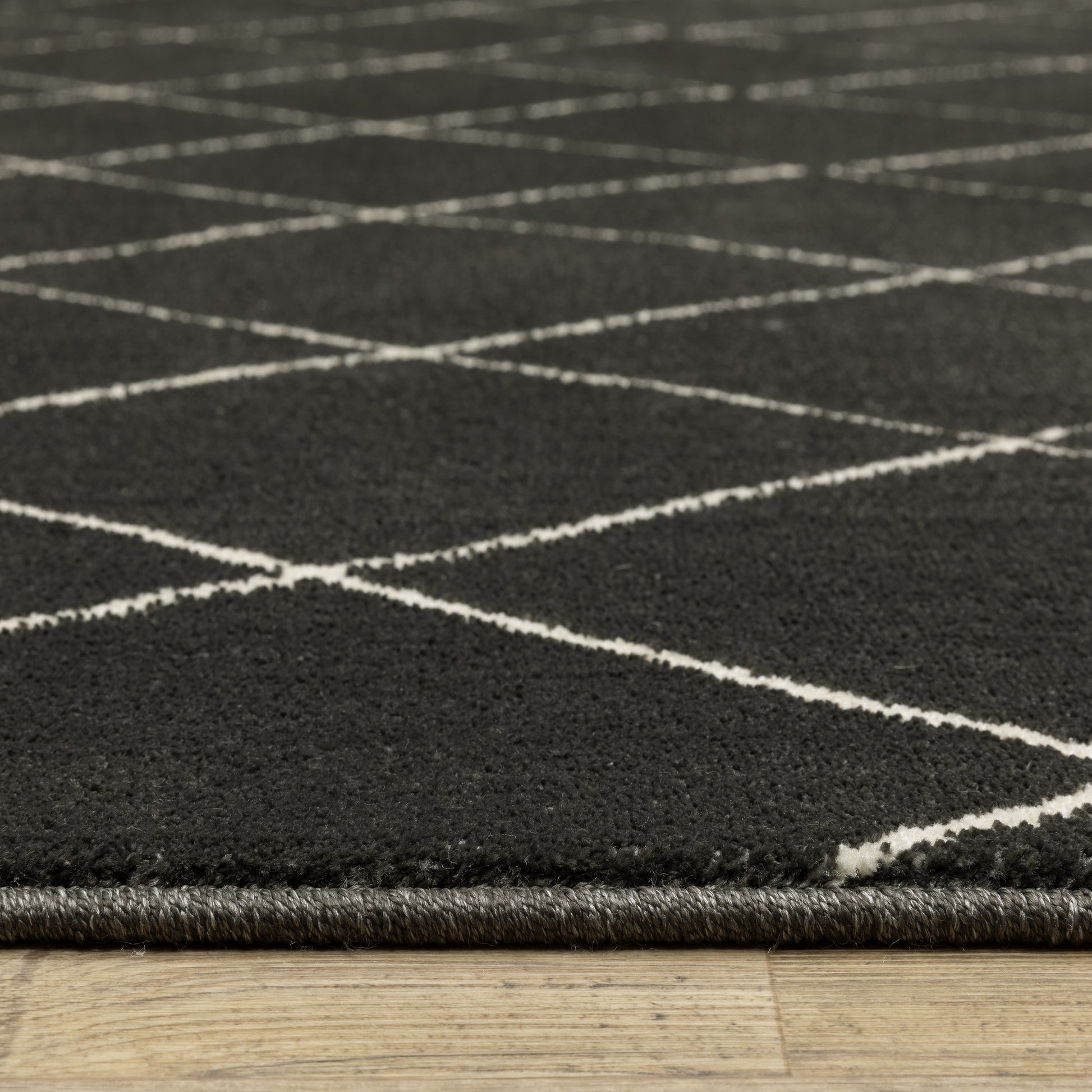 Raylan Lattice Black/ Ivory Geometric Cut Pile Rug